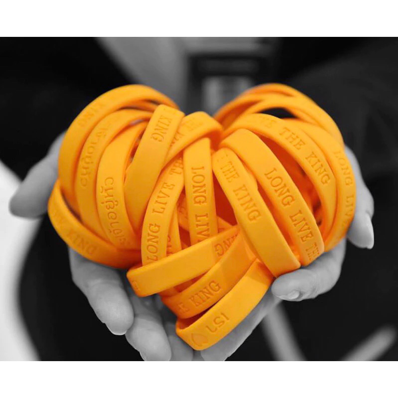 ราคาต่อชิ้น ￼เก่าเก็บ ของแท้ ปี 2560 สายรัดข้อมือน้อมรำลึกถึงในหลวง รัชกาลที่ 9 "เรา💛พระเจ้าอยู่หัว LONG LIVE THE KING /King Power