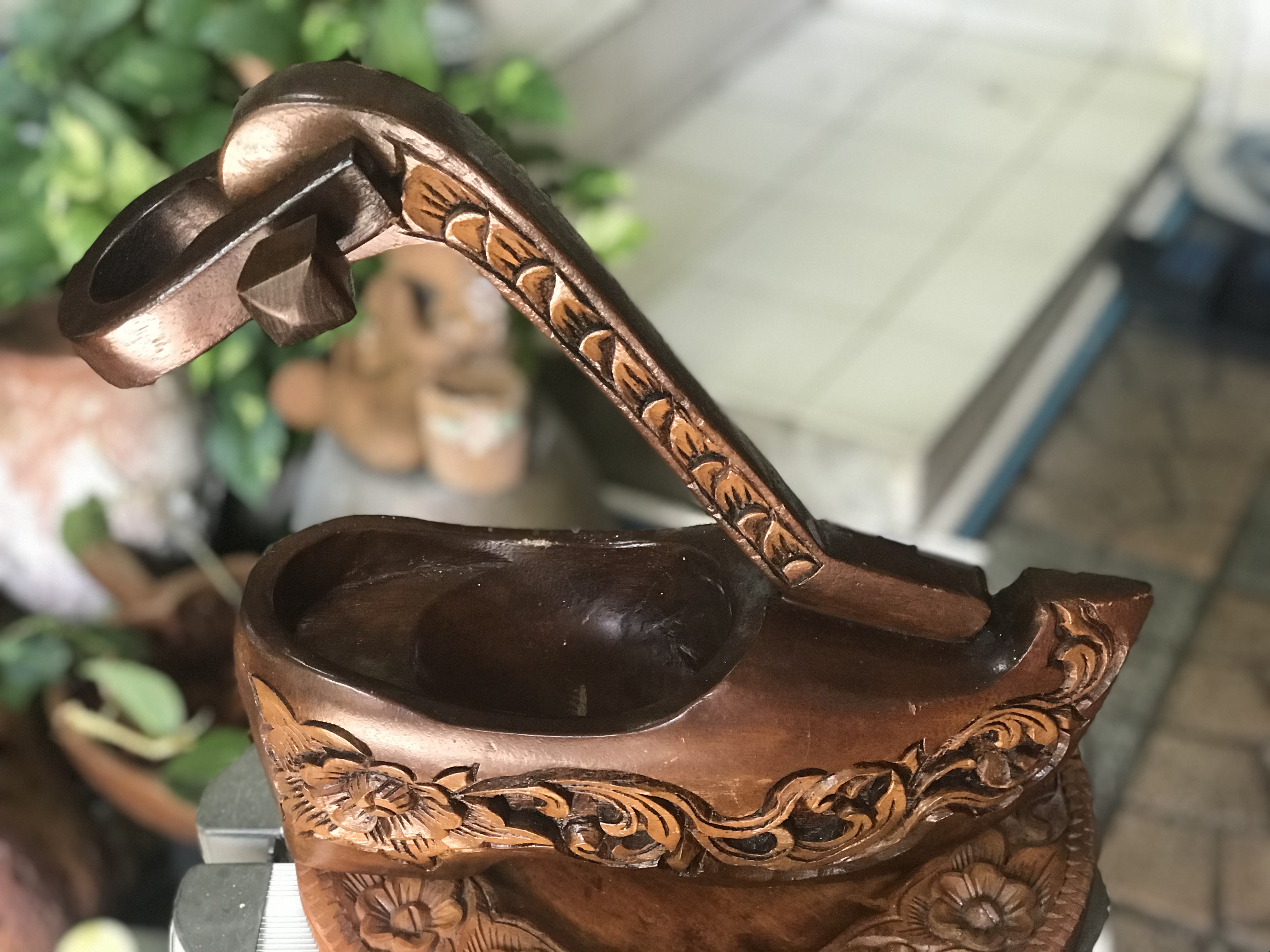 งานเก่า ที่โชว์ขวดเหล้า/ไวน์ รูปรองเท้าที่ใส่ขวดเหล้า ที่วางขวดเหล้า ไม้จริงแกะลาย ขนาดกว้าง 10 ซม ยาว 31 ซม สูง 30 ซม