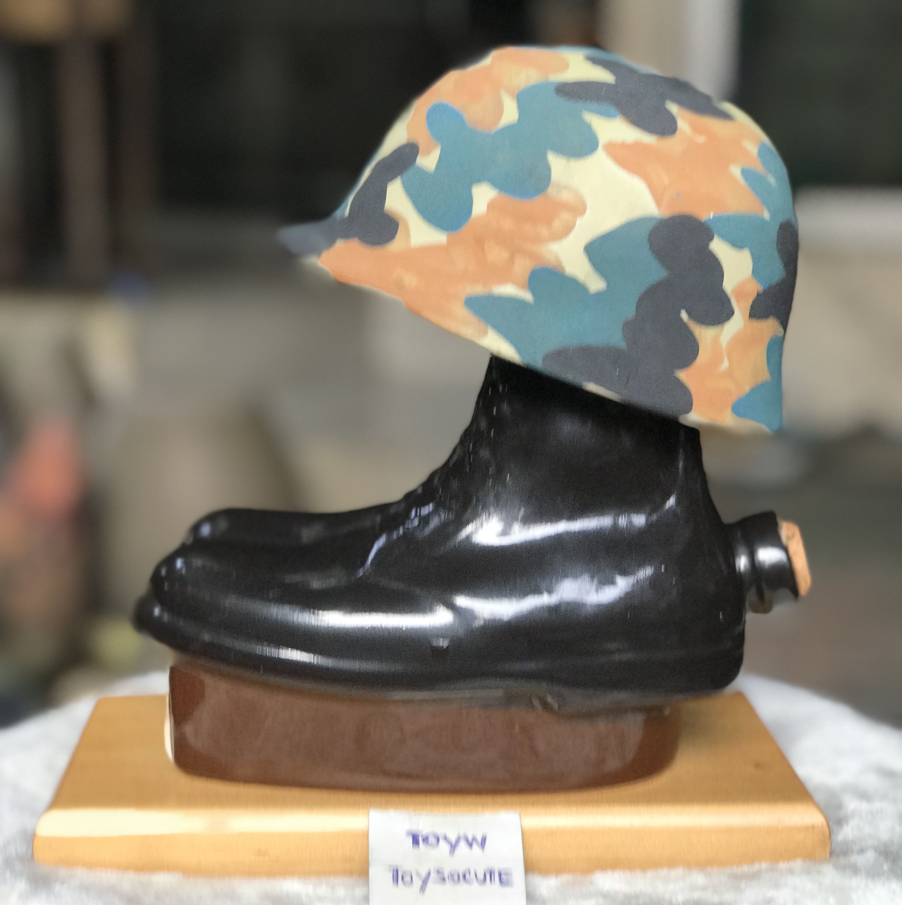 ￼ขวดเซรามิคเท่ เก๋ ขวดเหล้าเปล่ารูปรองเท้าคอมแบท หมวกทหาร Empty Bottle Army Helmet & Combat Boots สะสม ตกแต่งบ้าน