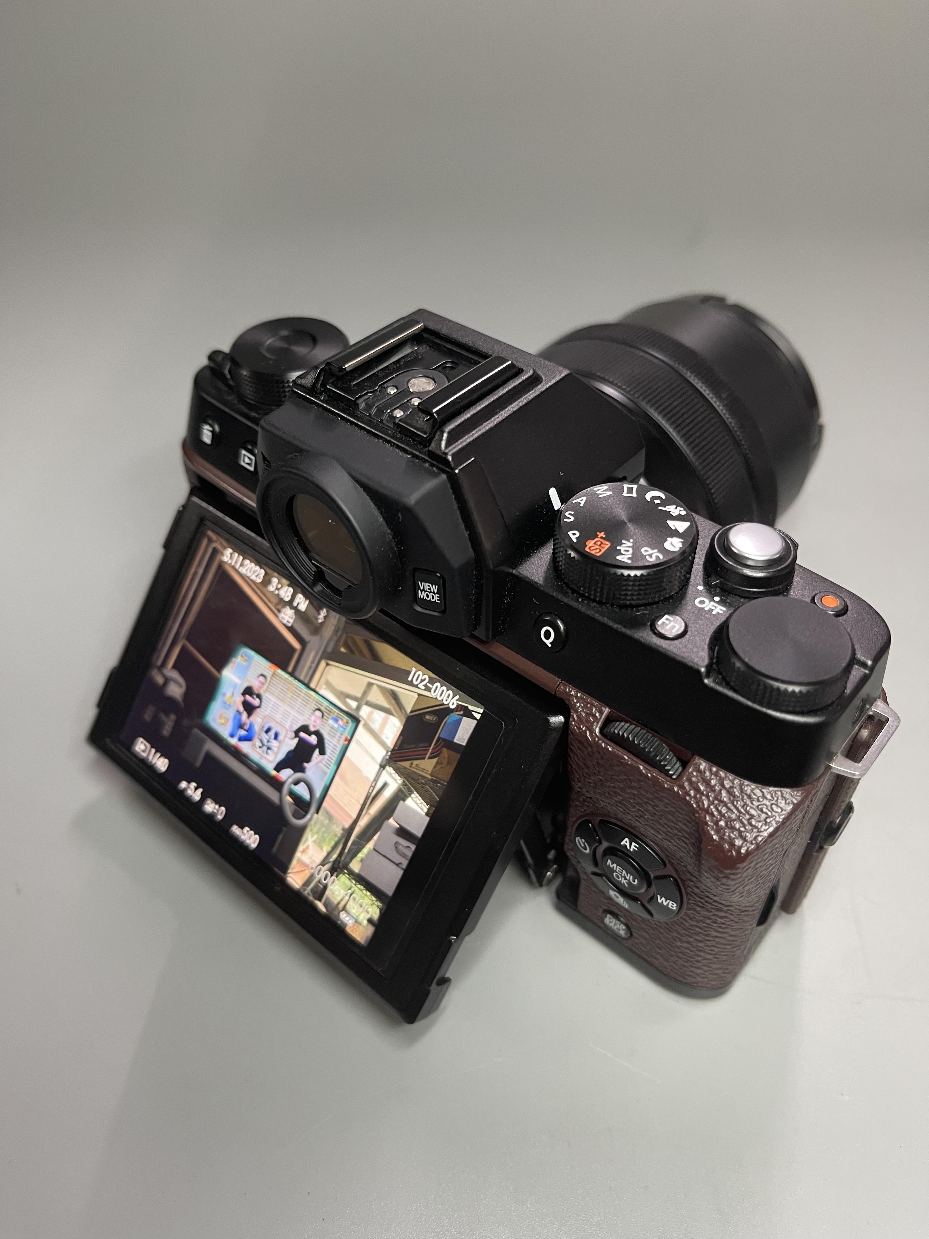 Fujifilm X-T100 Kit พร้อมเลนส์ 15-45mm น้ำตาลดำลิมิเตท เป็นสีพิเศษเฉพาะที่ Big camera ประกันศูนย์ สวยมาก