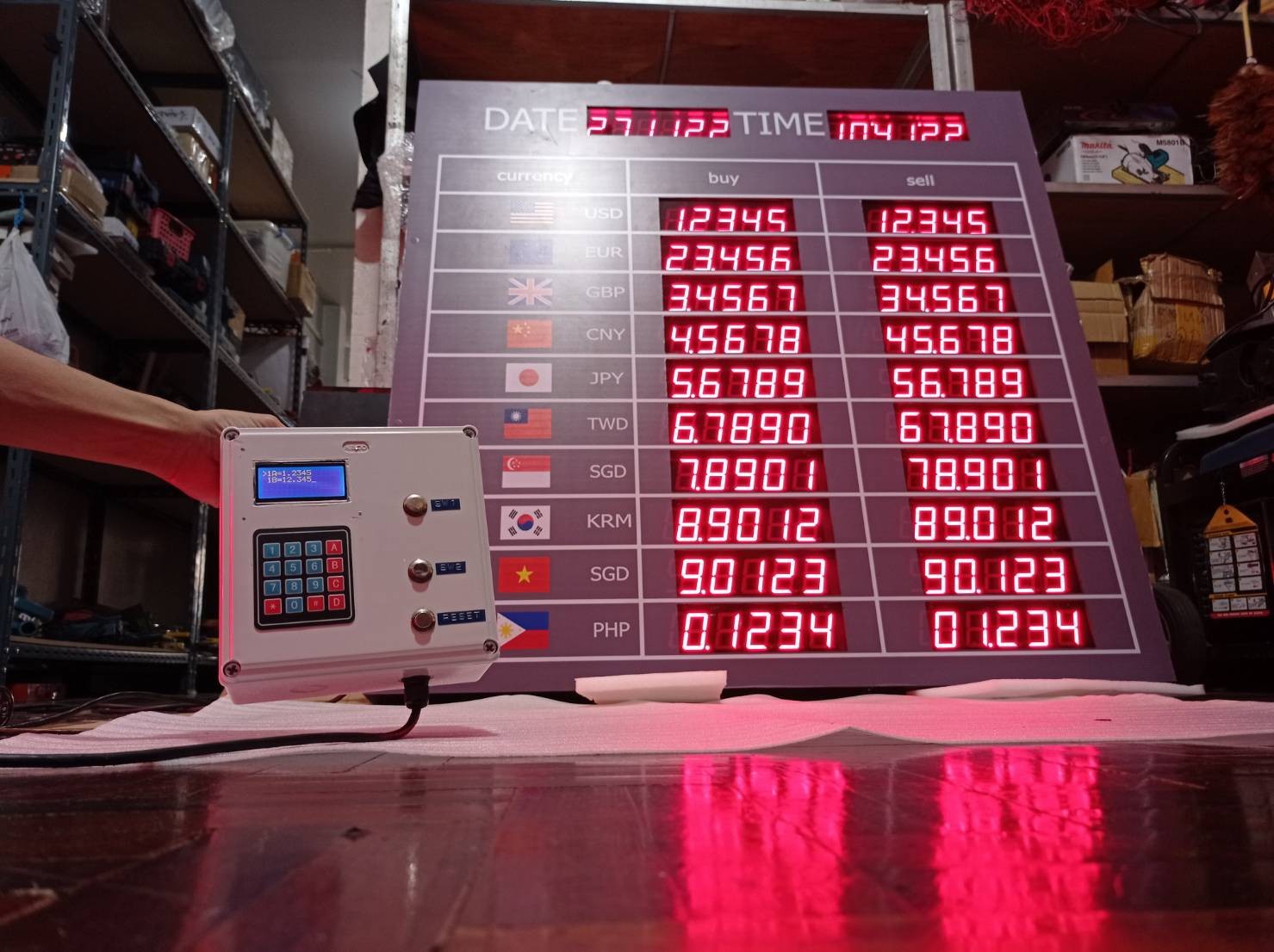 ป้ายอัตราแลกเปลี่ยนเงินตรา หลากหลาย