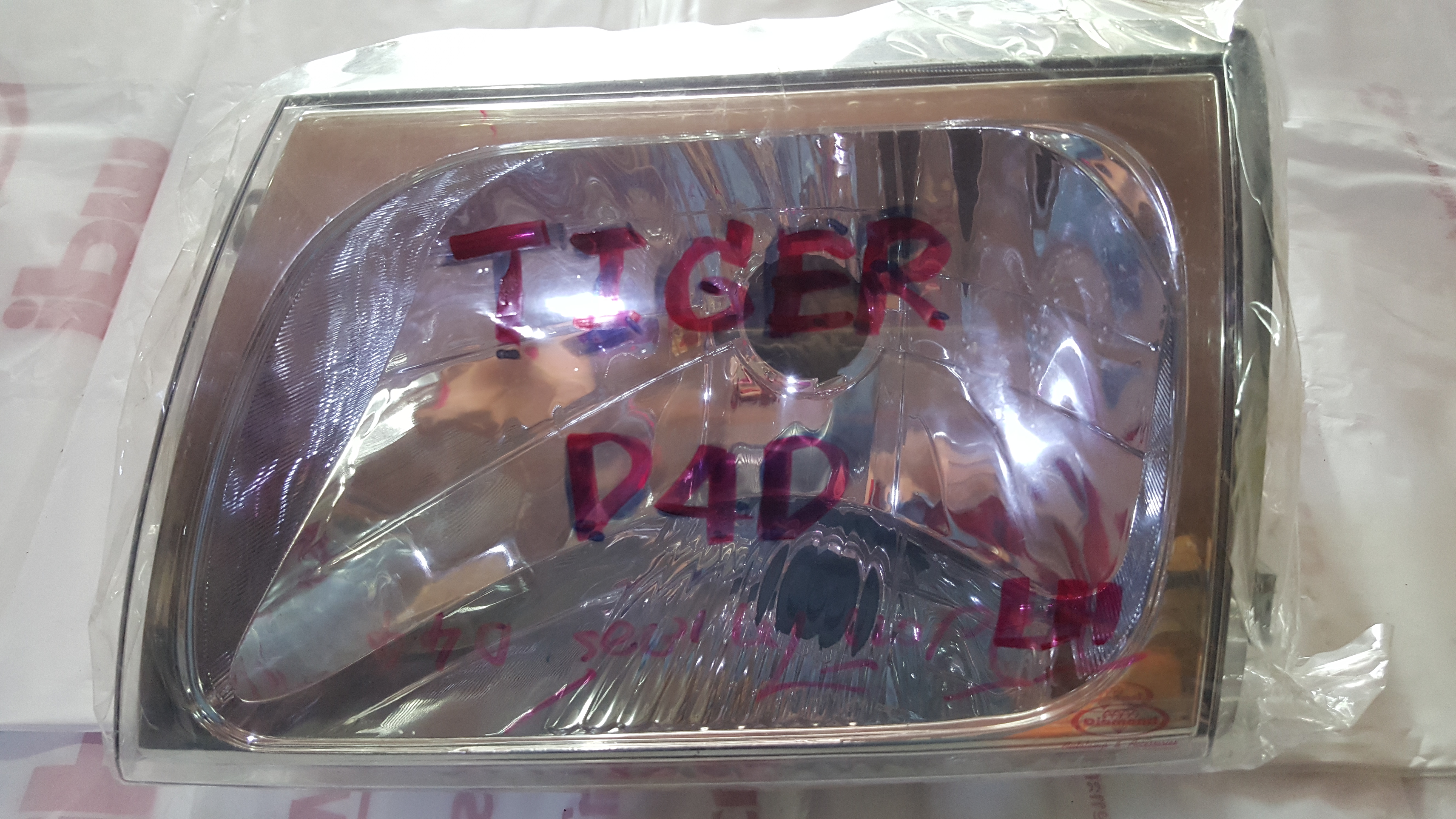 โคมไฟหน้า รุ่นหลอด H4 โตโยต้า ไทเกอร์ D4D TOYOTA / Hilux Tiger D4D 2002 - 2003 / Headlamp ไม่รวมหลอด