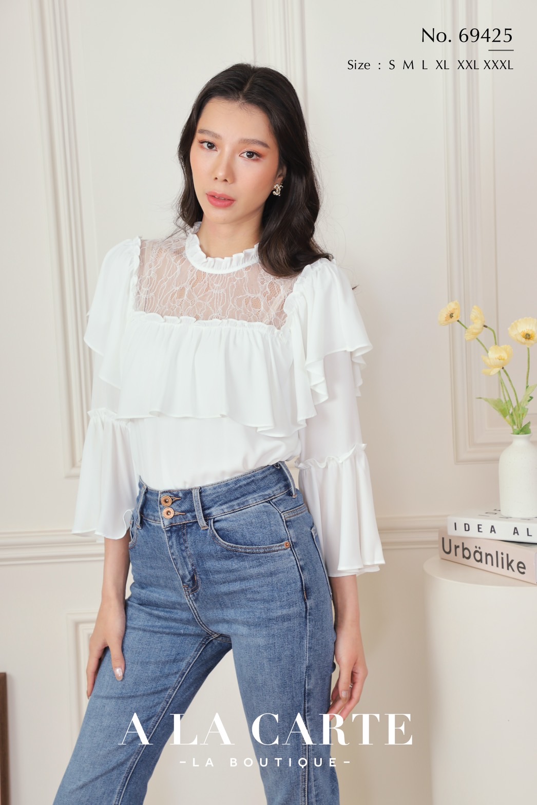 69425 เสื้อ A La Carte ชีฟองสีพื้นแขน 3 ส่วน ผ้าเนื้อเนียนนุ่ม ทิ้งตัว เย็นสบาย แต่งลูกไม้เนื้อนุ่มโปร่งช่วงอก แต่งระบาย และปลายแขน สีขาว S-L,2XL,3XL สีกรม S,L,3XL สีชมพู S,M