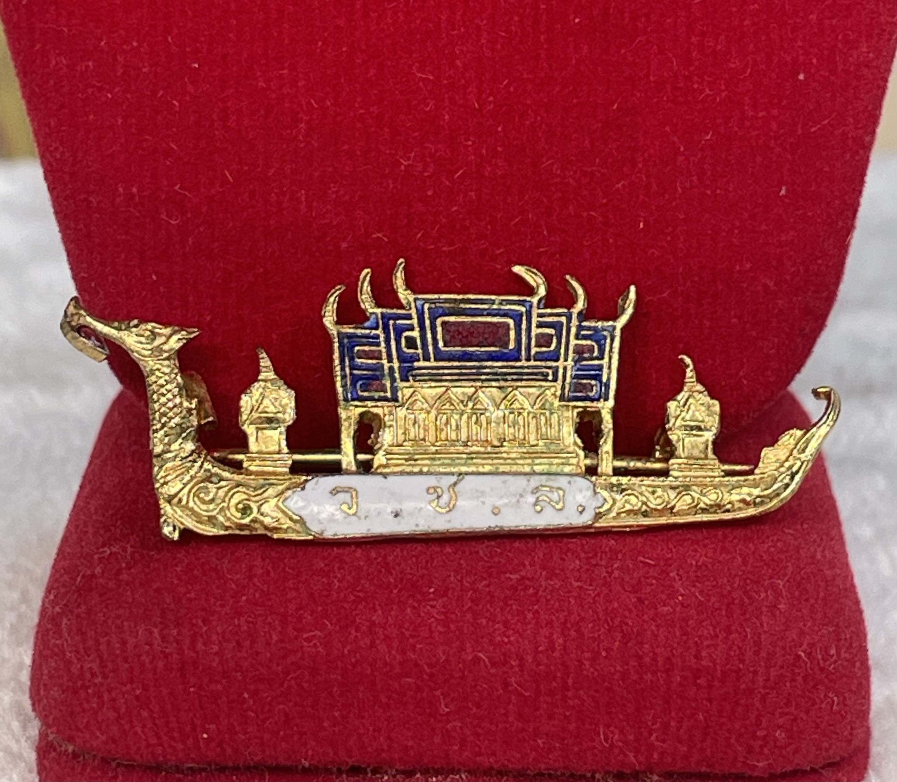 Rare Item ปี 2543 เข็มกลัดเรือสุพรรณหงส์ กะไหล่ทองลงยา Royal Barge Suphannahong ที่ระลึกสร้างอุโบสถ วัดชลอ จ.นนทบุรี