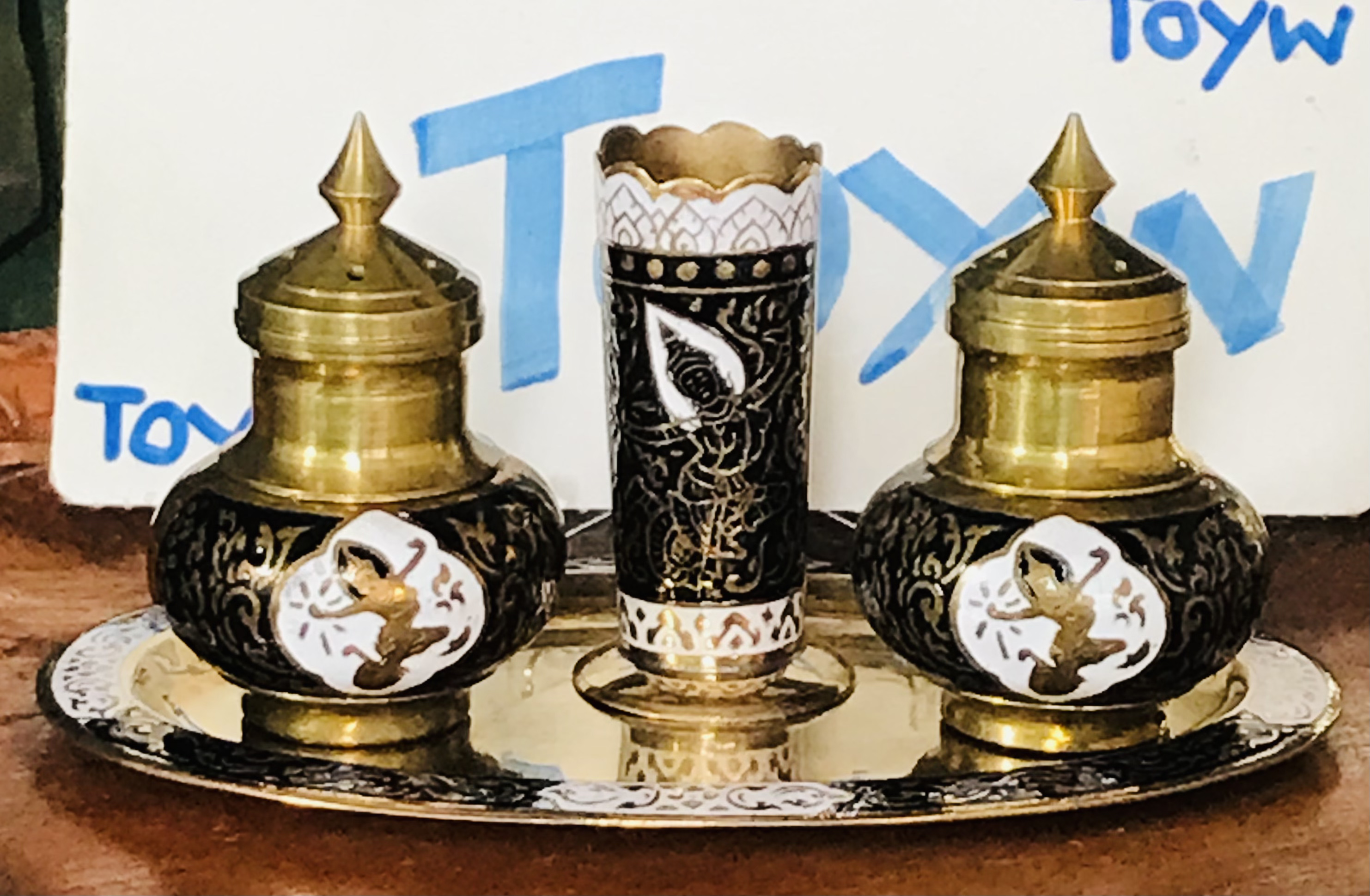 เริ่มต้น 690 บาท ของเก่า ชุดเครื่องปรุงทองเหลืองลงยา ขวดเกลือ ขวดพริกไทย ที่ใส่ไม้จิ้มฟัน พร้อมถาดรอง ลายเทพพนม ลายนางฟ้า