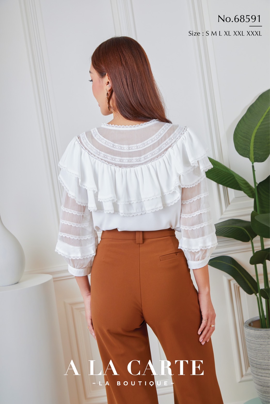 68591 A LA CARTE เสื้อผ้าจอเจียร์สีแขน 3 ส่วน เนื้อเนียนมีน้ำหนักใส่สบาย ช่วงคอตัดต่อด้วยผ้าเนื้อเยื่อไม้ เย็บกดเส้นทริมเรียง ต่อระบายผ้า 2 ชั้น ด้านหน้ามีผ่าผูกโบว์ แขนตัดต่อผ้าทรงพอง สีชมพู น้ำตาล S,L,XL ขาว M-2XL