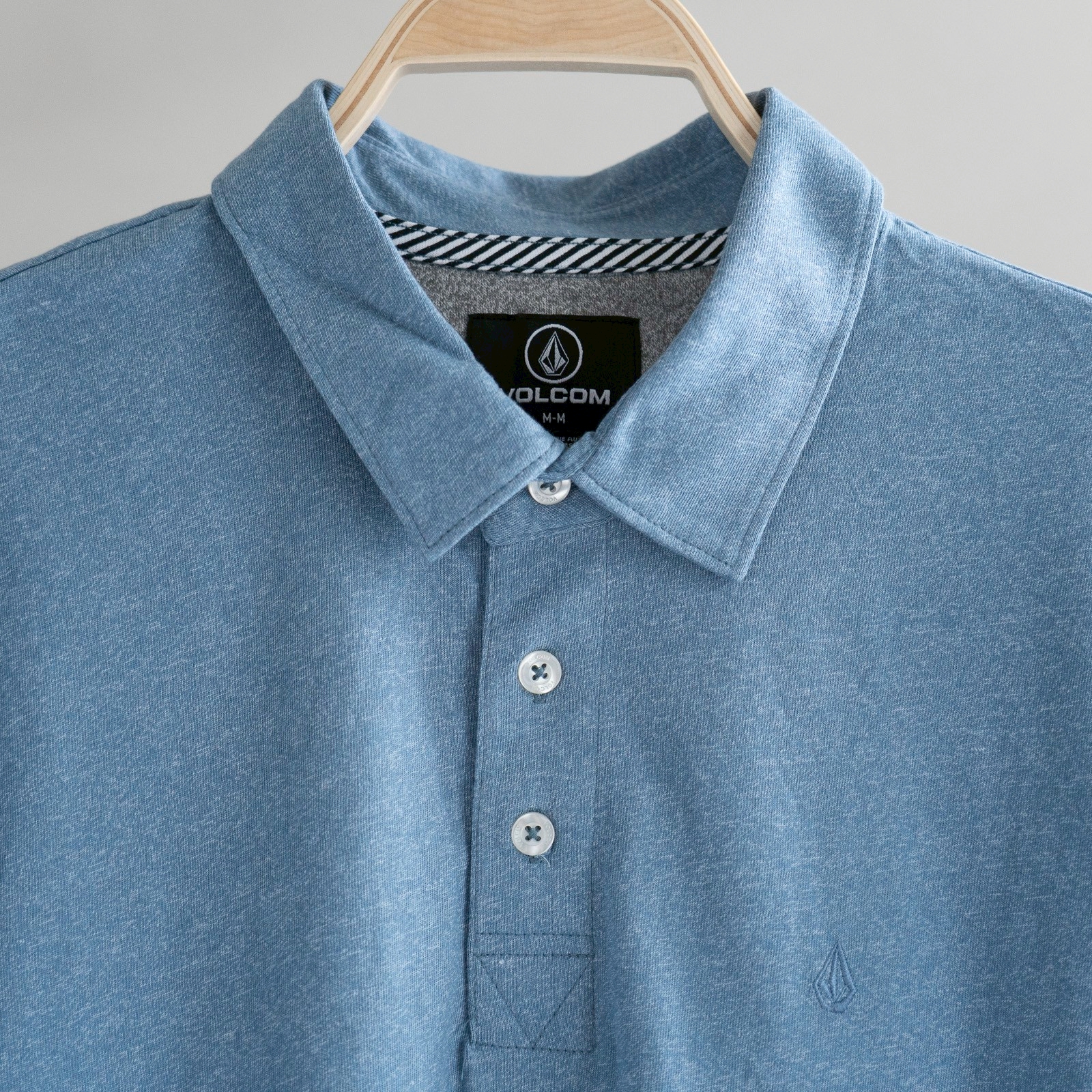 เสื้อโปโล Volcom Wowzer Polo (โปรสุดคุ้ม! ซื้อ 3 ตัวขึ้นไป เหลือตัวละ 490 บาท ทักไลน์ @pond-shop)