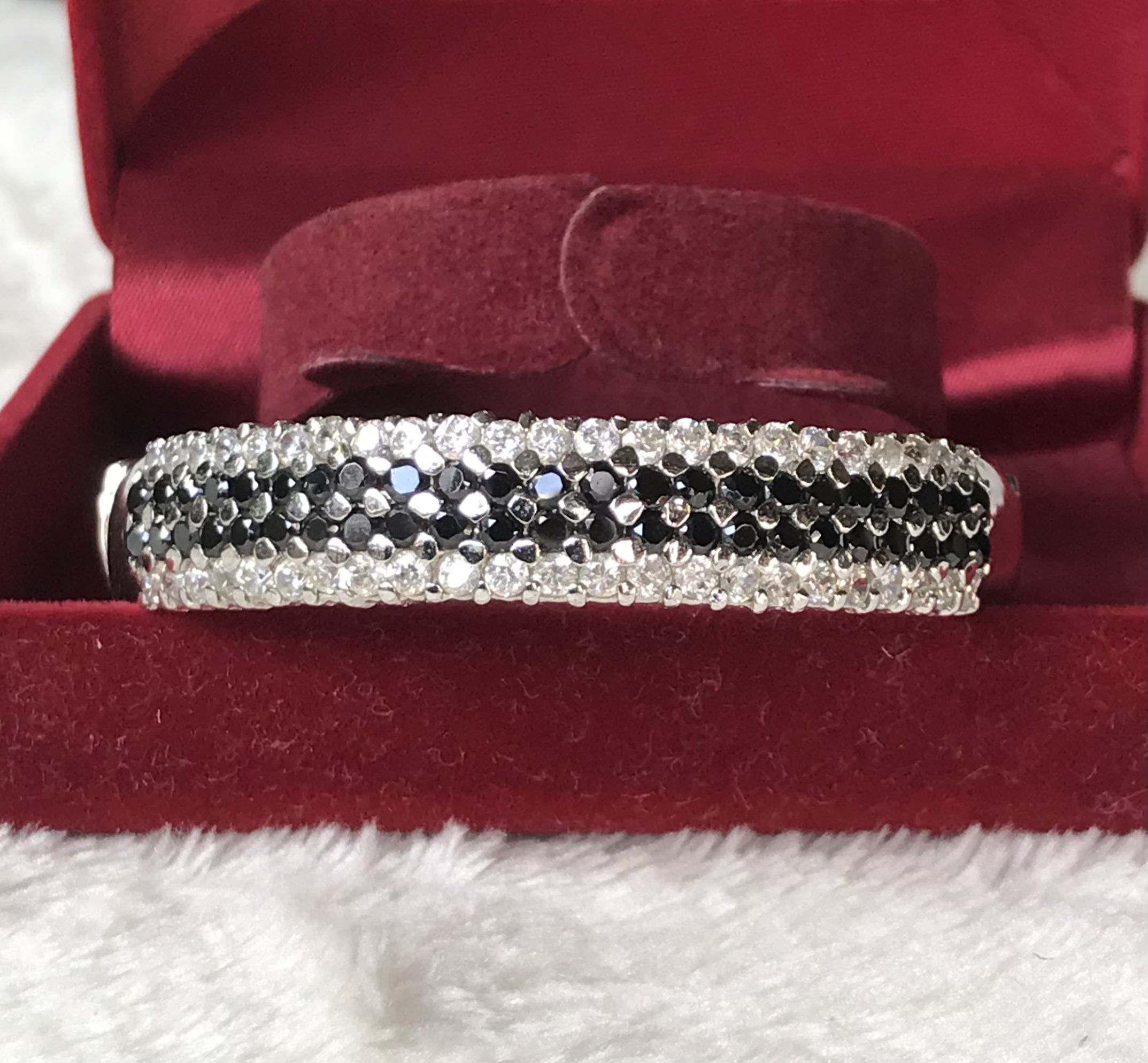 ส่งต่อ Bracelet กำไลเพชรรัสเซียสีขาวสลับสีดำ ฝังสอดสี่แถว ตัวเรือนสีเงินชุบ ด้านข้างมีตัวล๊อคเพื่อง่ายต่อการสวมใส่ เส้นผ่าศูนย์กลาง 5 ซม