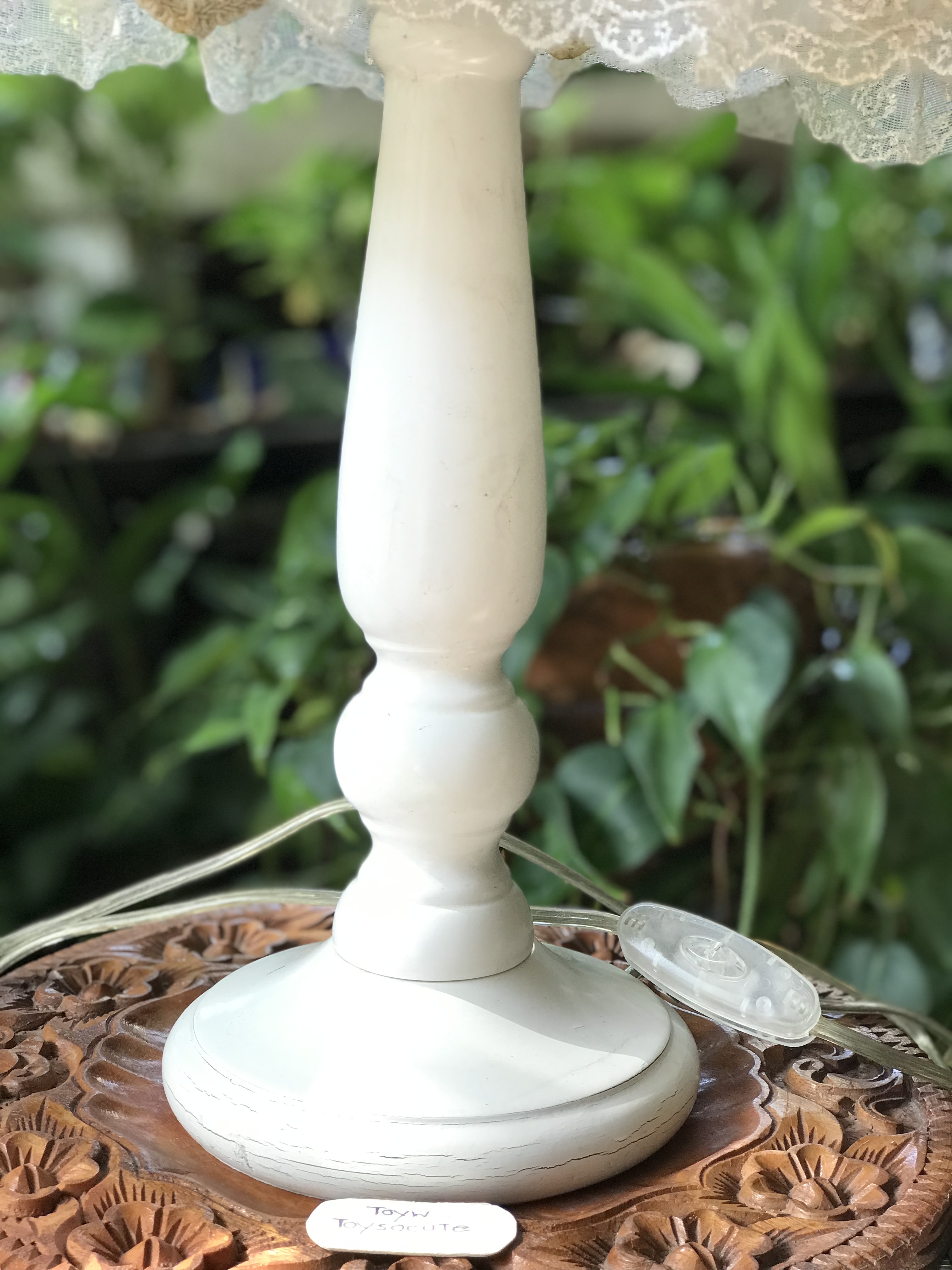 โคมไฟตั้งโต๊ะ โคมไฟข้างเตียง โคมไฟหัวเตียง ใช้งานได้ปกติ โป๊ะโคมคลุมด้วยผ้าสีขาวลายดอกประดับลูกไม้หวานๆ ฐานโคมเป็นไม้ สำหรับตกแต่งบ้าน ร้านอาหาร ร้านกาแฟ ขนาดกว้าง 13 นิ้ว สูง(รวมโป๊ะ) 24 นิ้ว