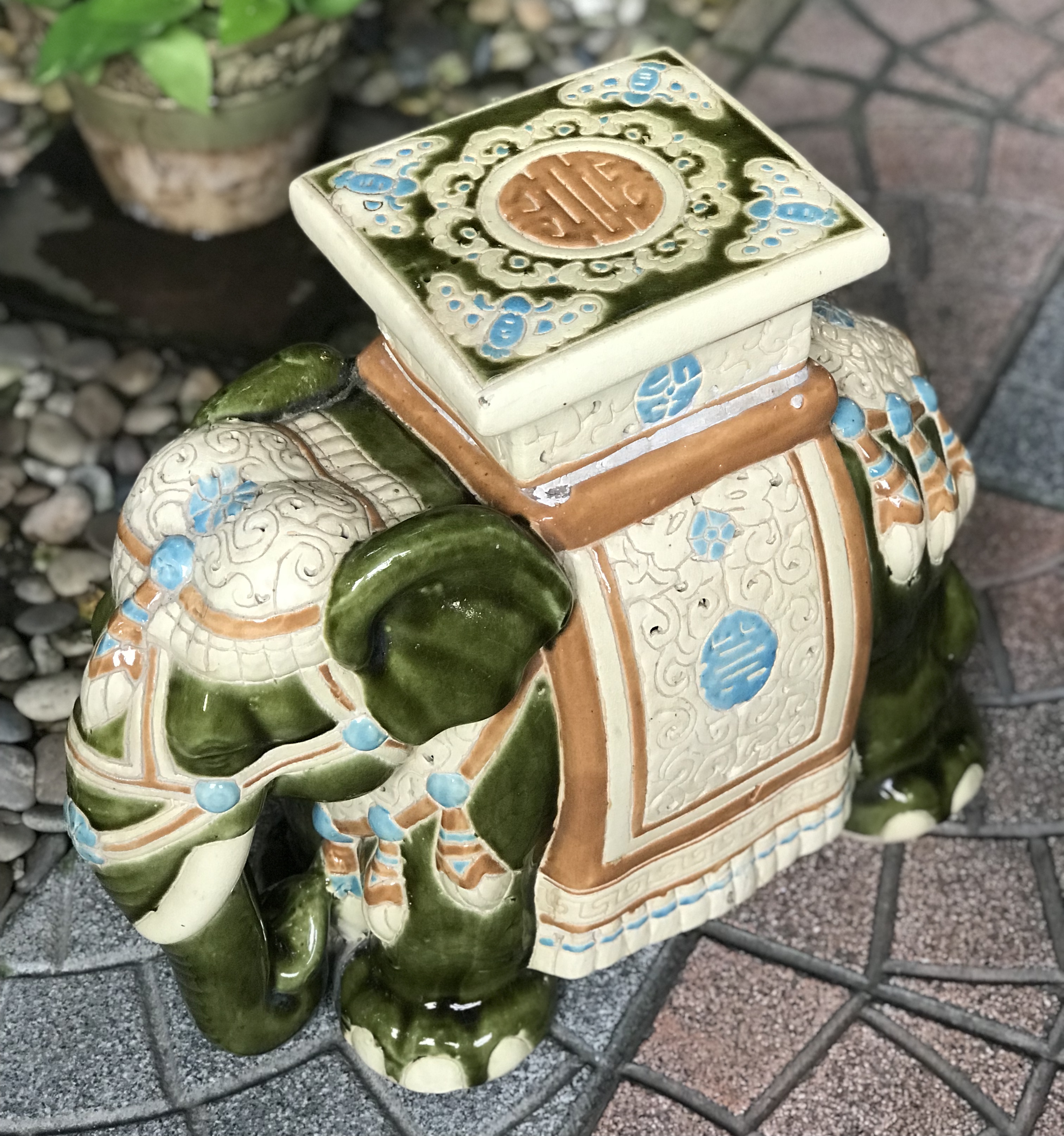 1 เชือก เก่ากว่า 40 ปี กี๋ช้าง กี๋วางกระถาง แจกัน รูปปั้นช้างทรงเครื่อง LARGE CERAMIC ELEPHANT PLANT STAND SIDE TABLE, 1980S