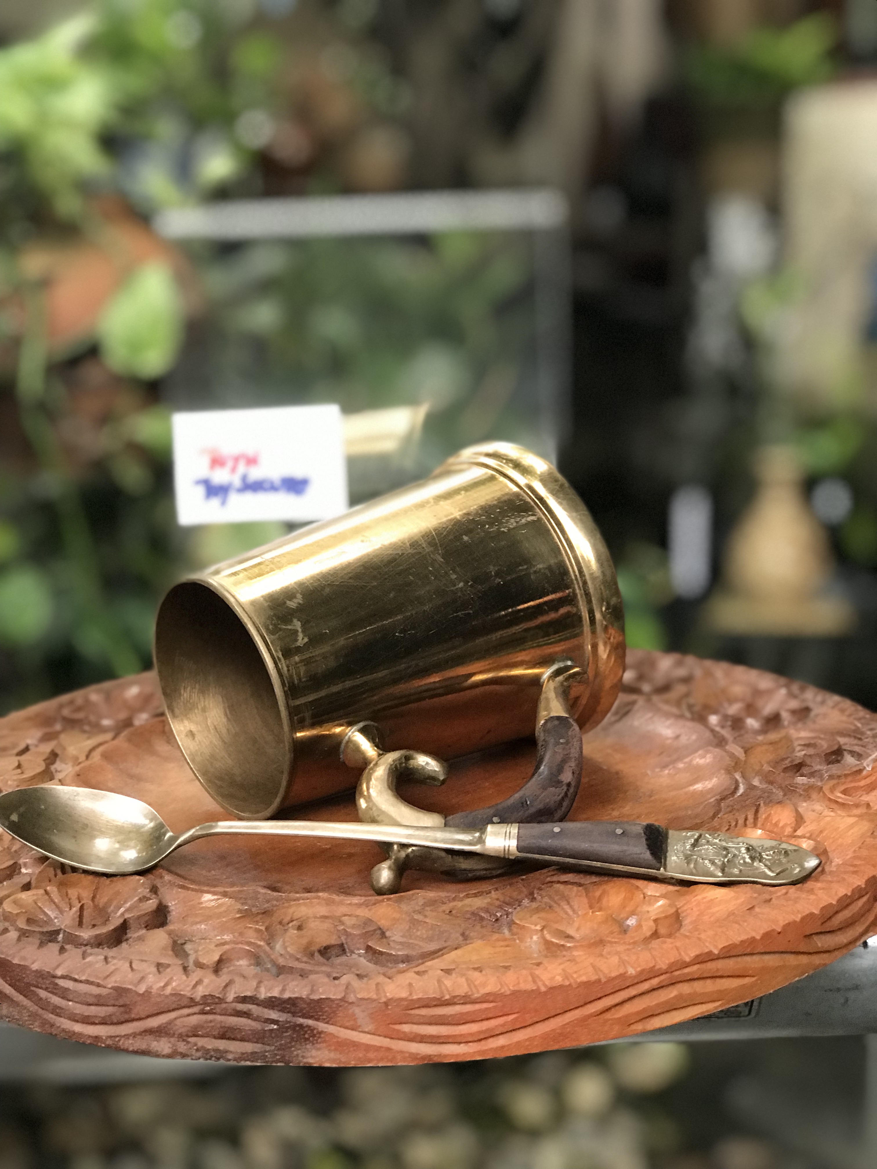 งานทองเหลืองเก่าหนาๆ แก้วน้ำ แก้วมัค แก้วกาแฟ มีหูจับ ด้ามไม้ พร้อมช้อนยาวลายนางฟ้า ด้ามไม้ ที่ระลึกธนาคารกรุงเทพ