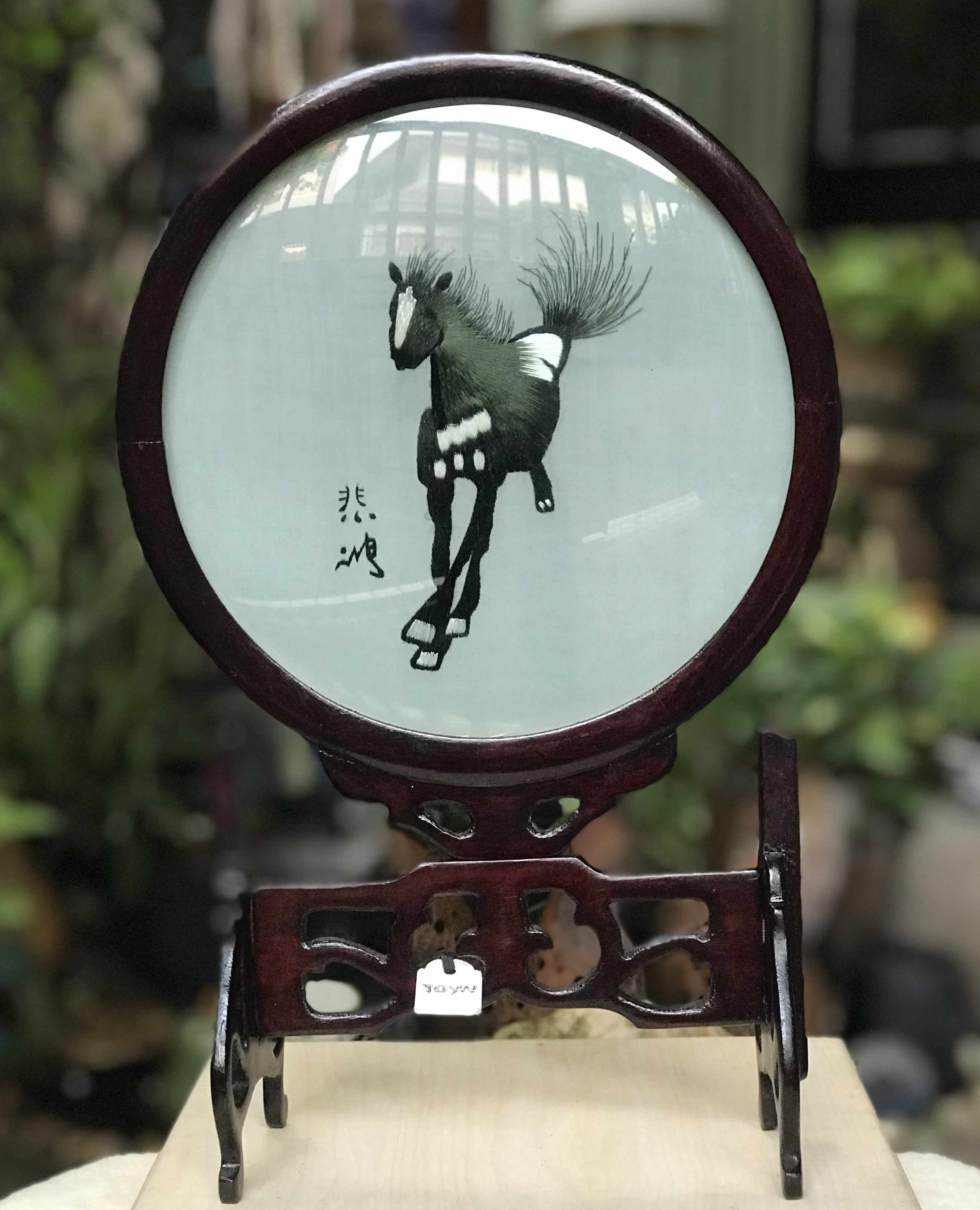 ผ้าไหมจีนปักลายม้า กรอบกระจกนูน/ฐานไม้ Rose Wood หมุนได้ Silk Embroidery Pivoting Table Screen Horse Pony Stallion