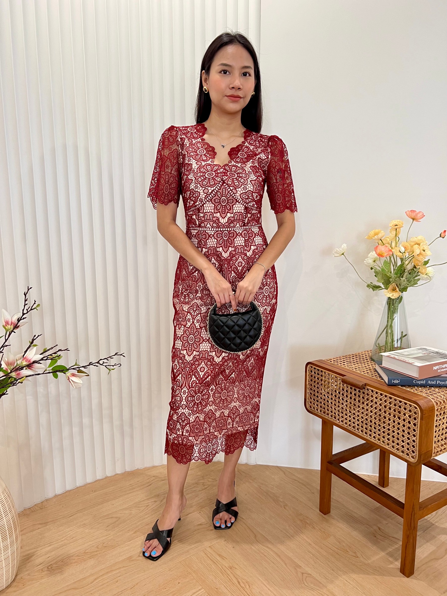 69389 ชุดเดรสทรงยาว แขนสั้น ผ้าลูกไม้เนื้อทอบาง ลายดอกไม้ ทรงคอวี แพทเทิร์นทรงเข้ารูป ซับในสีครีม มีซิปหลัง กระโปรงผ่าหลัง สีแดง S-XL สีขาว S-2XL สีเขียว S-2XL