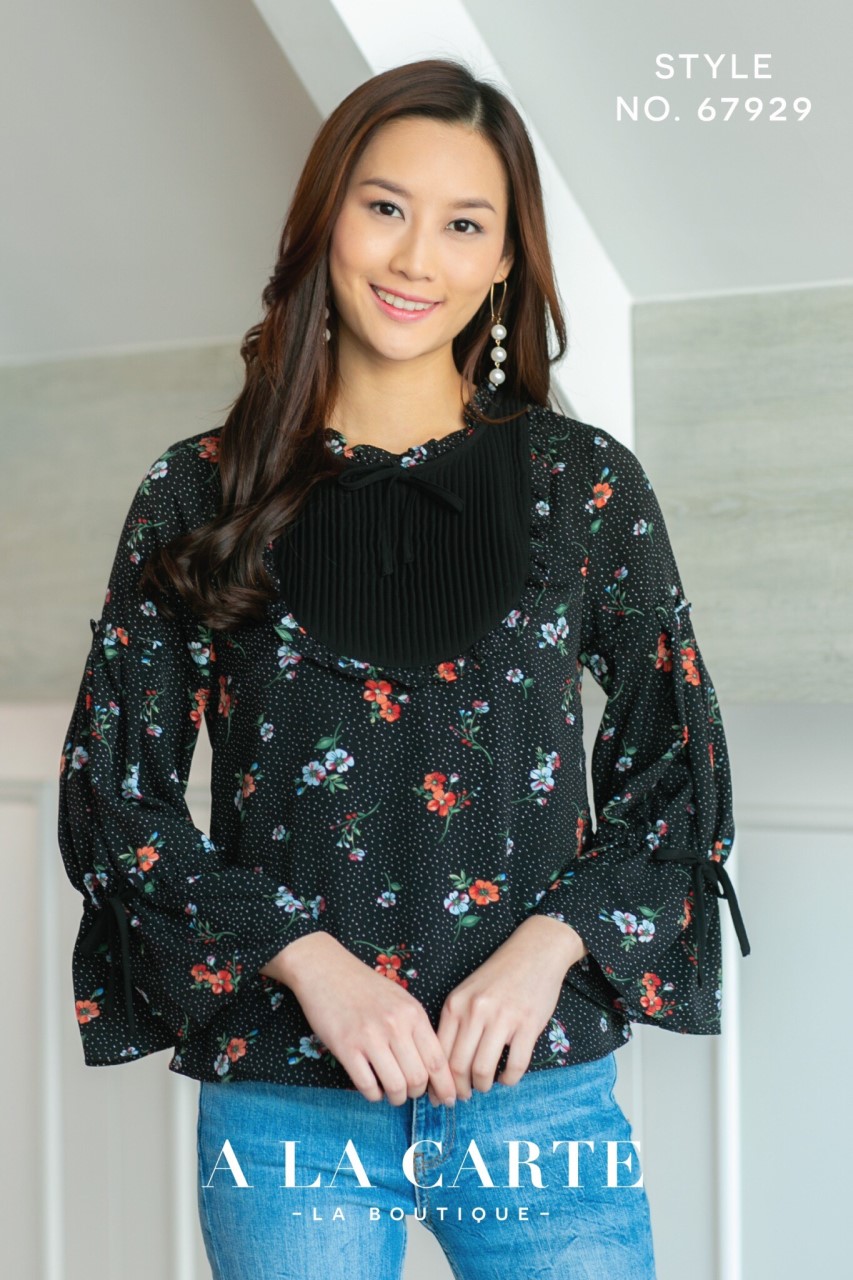 A LA CARTE เสื้อลายดอกไม้สลับลายจุด ผ้าจอเจียร์ คอแต่งด้วยระบายอัดจีบ พร้อมผูกโบว์หวานๆ (โบว์แก้ผูกได้) มีซับใน ใส่สบาย ช่วงแขนจับจีบและรูดปลายแขนค่ะ สีดำ S,XL กรม S,M ขาว M,L,XXL ค่ะ
