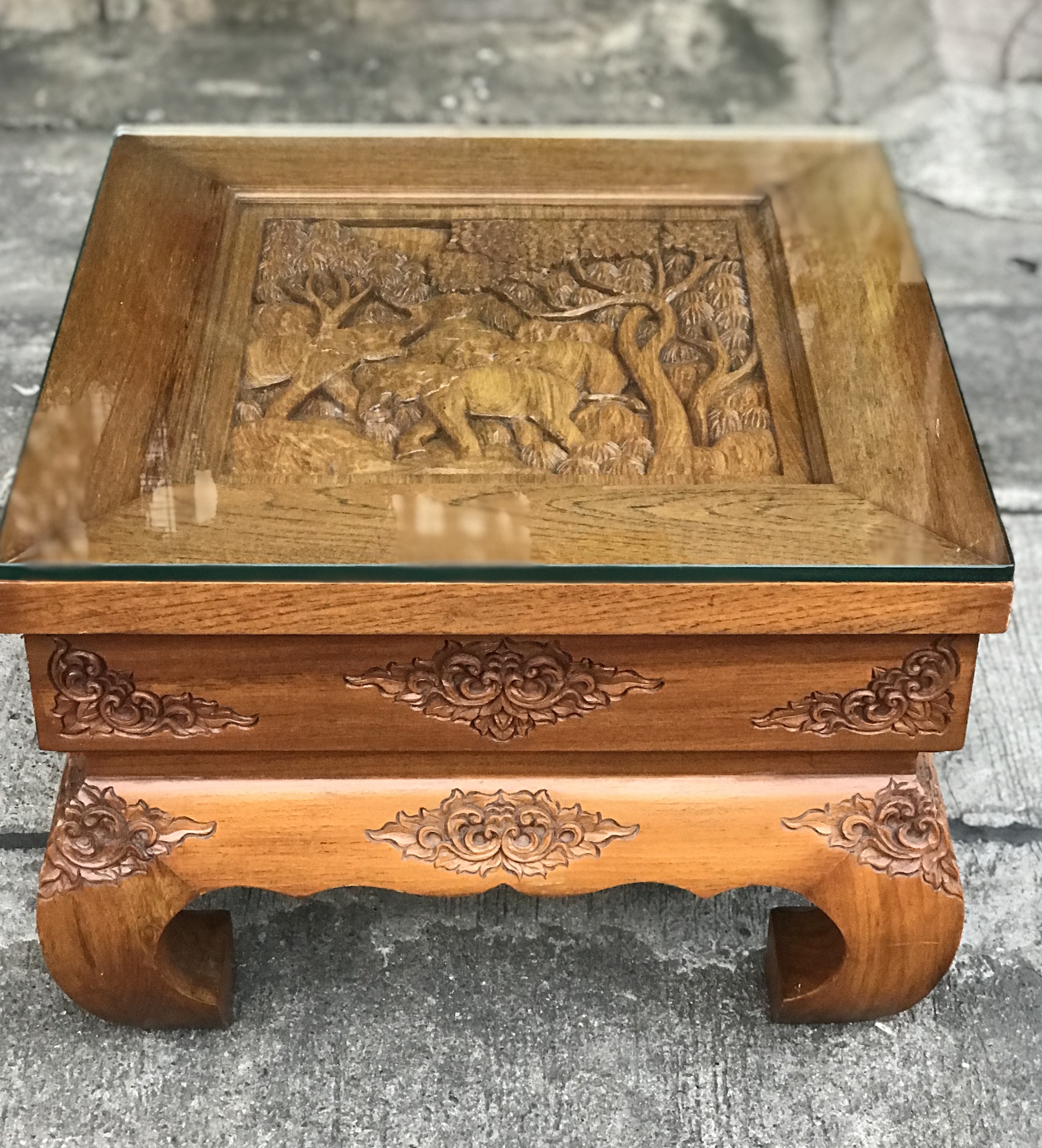 สนใจปิดทักค่ะ โต๊ะไม้สักขาคู้ โต๊ะข้าง โต๊ะกลางชุดรับแขก ตั่งแกะลาย ท็อปแกะลายช้างป่า ลายนูน มีมิติ แข็งแรง ไม่โยก ไม่ผุ สีเดิมๆไม้หนาๆหนักๆ