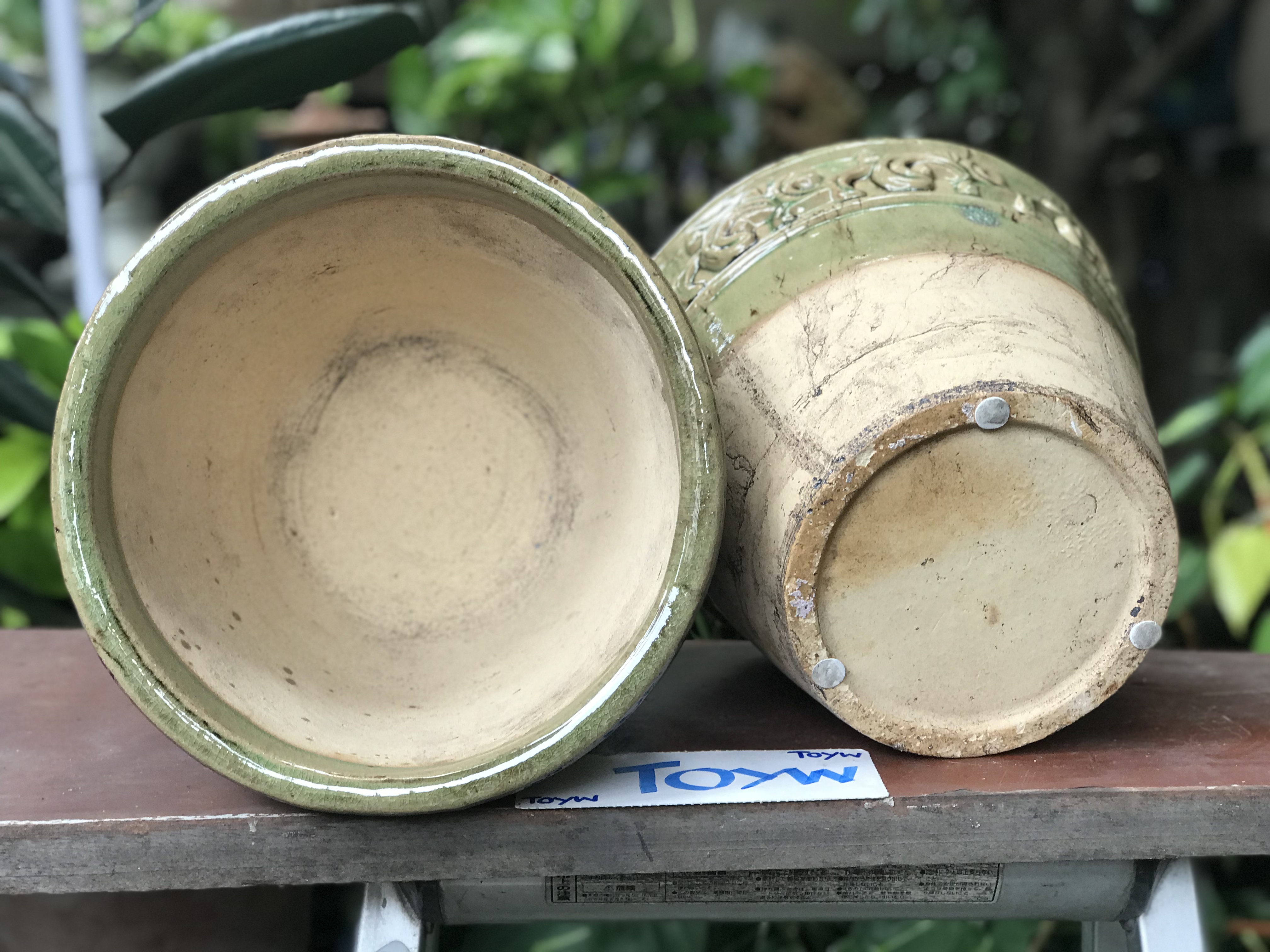 ขายคู่ ไม่รวมต้นไม้ เก็บเก่ากระถาง แจกันลายปั้นนูน น้ำเคลือบสีเขียว สวยสมบูรณ์ ไม่แตกไม่ร้าว ขนาดปากกว้าง 10 นิ้ว สูง 8 นิ้ว