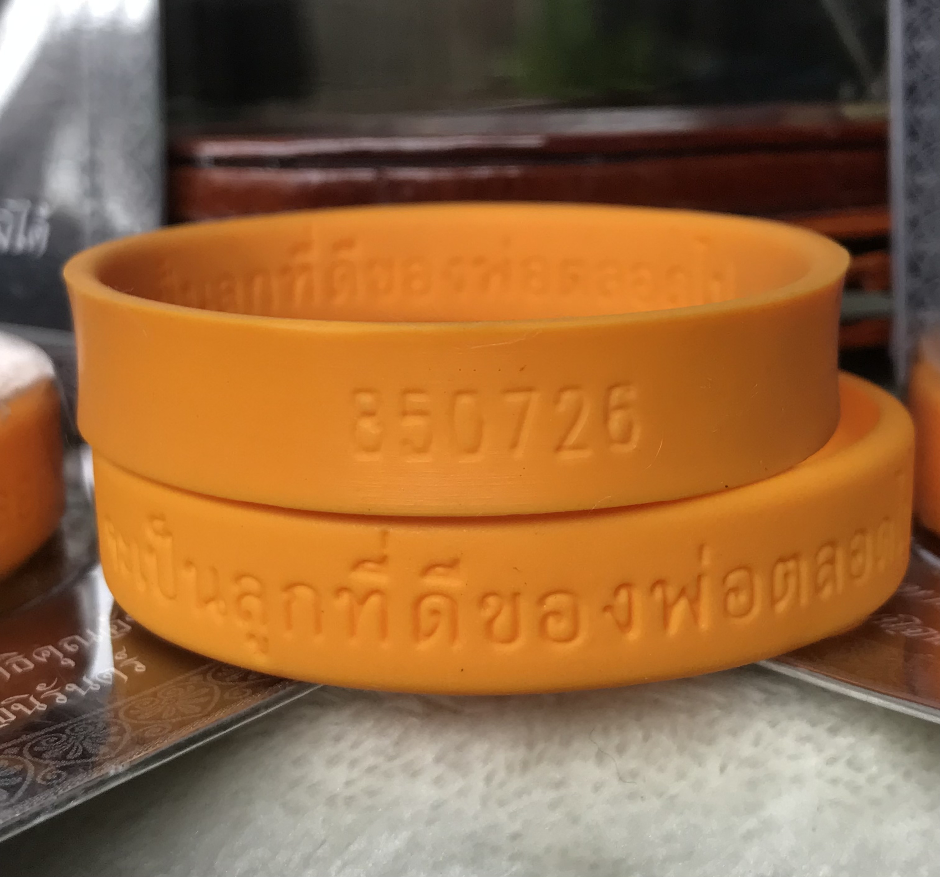 รำลึกถึงพ่อหลวง รัชกาลที่ 9 สายข้อมือสีเหลือง ข้อความด้านนอก "จะเป็นลูกที่ดีของพ่อตลอดไป I Love My Father” ด้านในมีหมายเลขกำกับทุกชิ้น