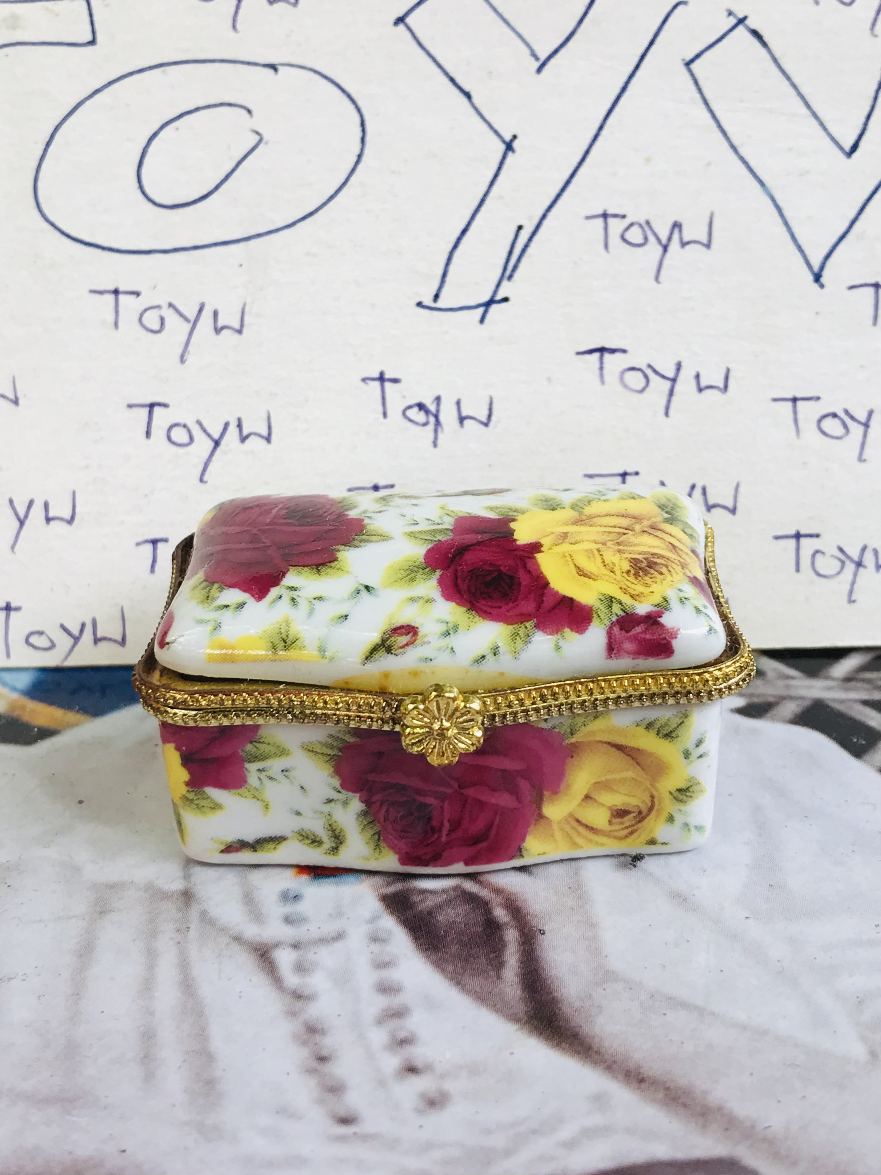 เริ่มต้น 120 บาท เก็บเก่า งานวินเทจตลับเซรามิค คละแบบคละลายคละขนาด ใส่ของใส่ยา ใ่ส่เครื่องประดับชิ้นเล็กๆ และของรักษ์อื่นๆ