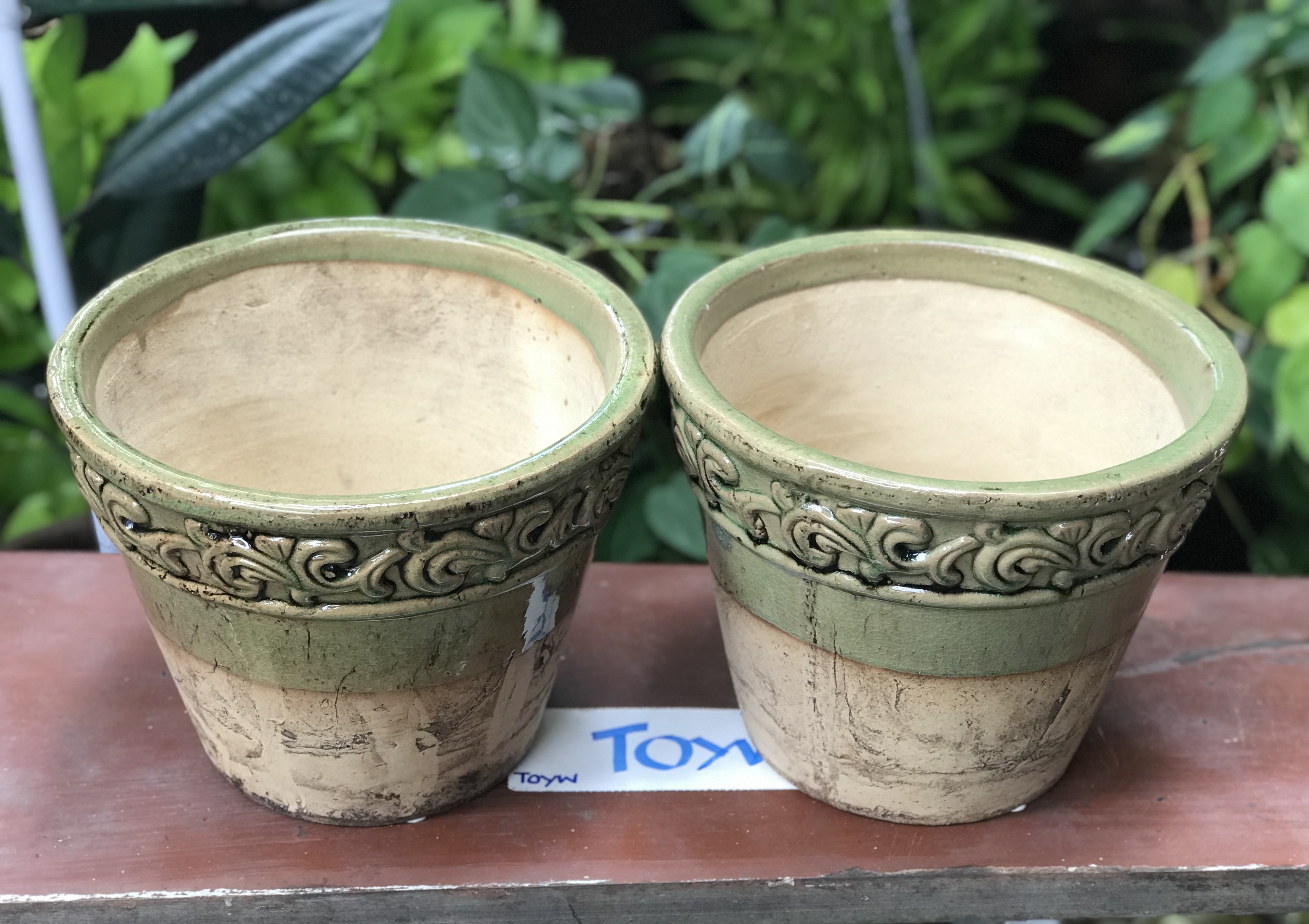 ขายคู่ ไม่รวมต้นไม้ เก็บเก่ากระถาง แจกันลายปั้นนูน น้ำเคลือบสีเขียว สวยสมบูรณ์ ไม่แตกไม่ร้าว ขนาดปากกว้าง 10 นิ้ว สูง 8 นิ้ว