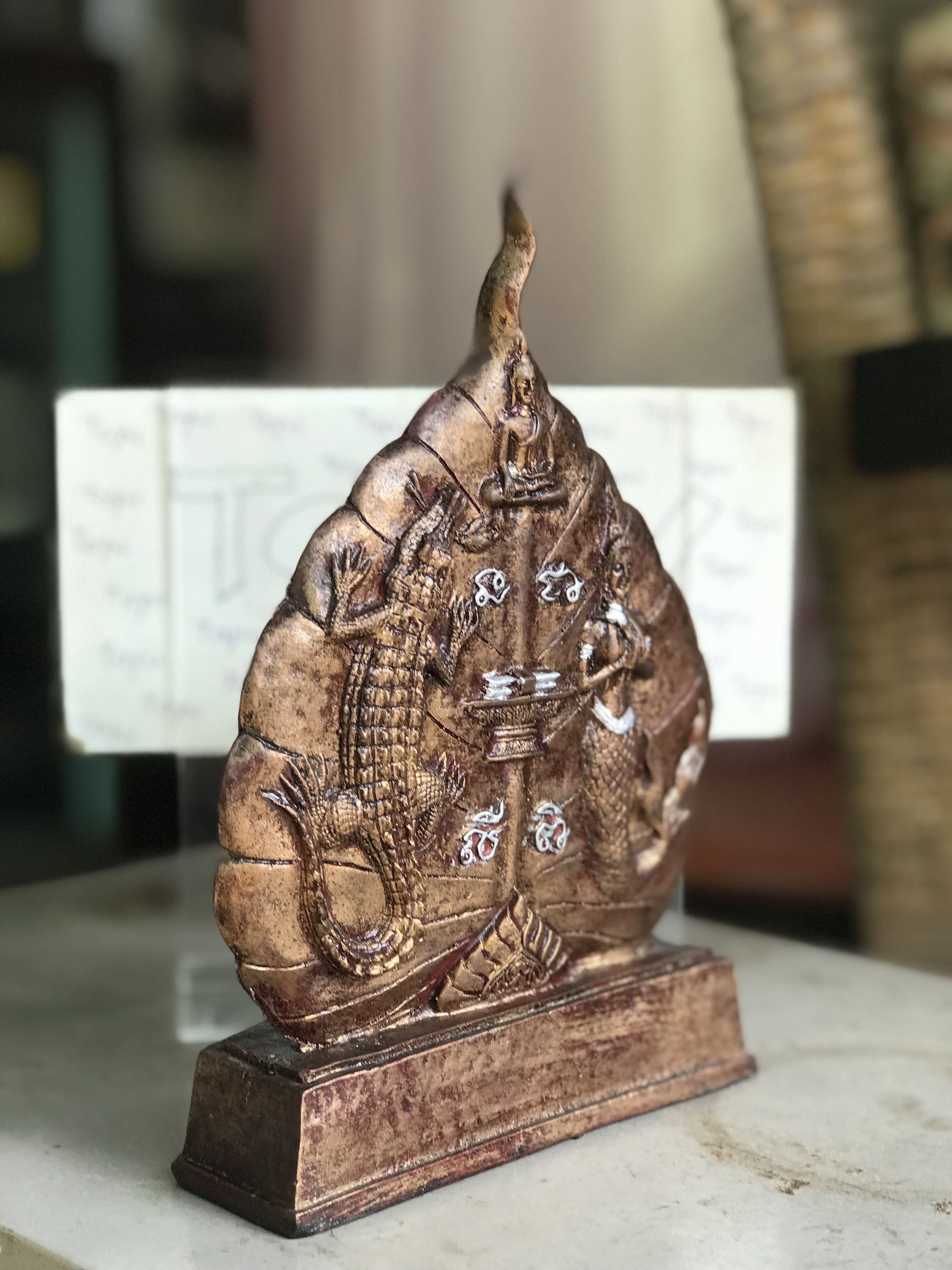 ของเก่านางกวักเนื้อเรซิ่น กวักเงิน กวักทอง เงินทองไหลมา ค้าขายร่ำรวย นางกวักมีพุทธคุณด้านเมตตามหานิยม โชคลาภ ค้าขายร่ำรวย ขนาดกว้าง 14.5 ซม สูง 20 ซม