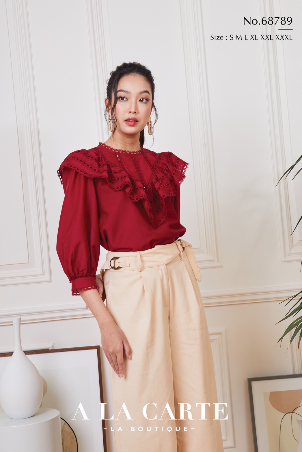 68789 เสื้อ A LA CARTE ผ้าคอตตอนกึ่งซิลด์แขน 3 ส่วน เนื้อสวยใส่สบาย ตัดต่อวีช่วงอกแทรกด้วยทริมลูกไม้ ระบายเป็นวอลลุ่ม ขอบแขนแทรกทริมลูกไม้ สีครีม XL-2XL สีเขียว S , XL,2XL