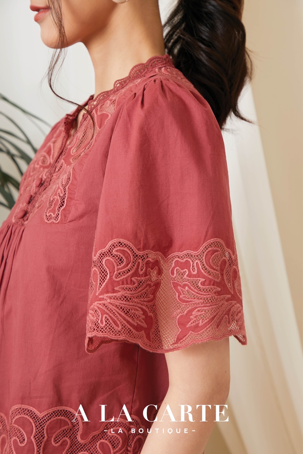 68969🌺A La Carte🦋เสื้อคอตตอนแขนสั้น เนื้อนุ่มคลายตัว คอกลมผ่าวีหน้าแแต่งด้วยเชิงลูกไม้ ช่วงอกตัดต่อด้วยลูกไม้งานปักฉลุ ชายเสื้อปักรอบตัว แขนทรงแฟร์ช่วยพรางต้นแขน🌹สีขาว L แดง S,L,2XL เขียว S,L