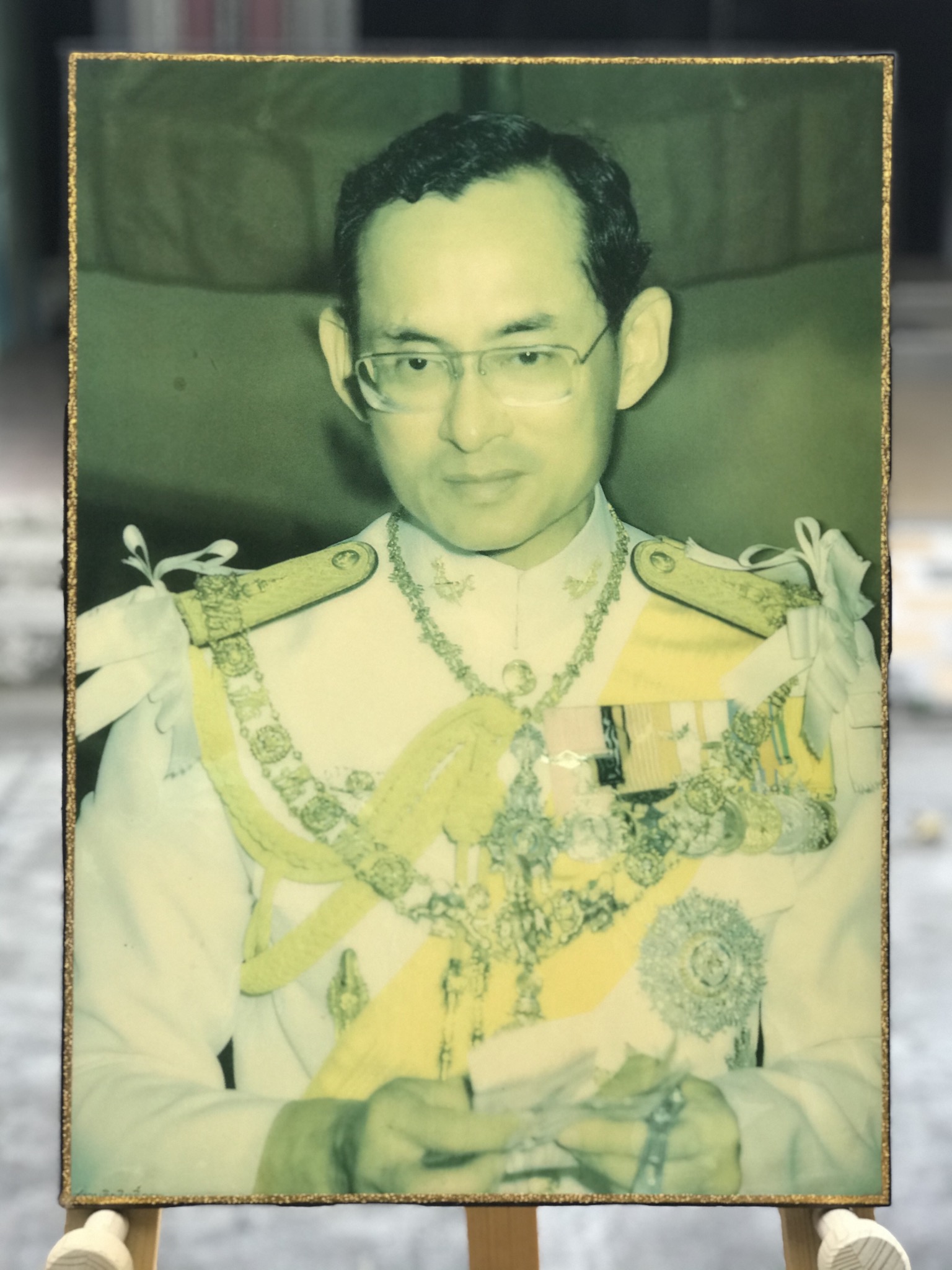 ภาพเก่าอายุหลายสิบปี📌📌 พระบรมฉายาลักษณ์ ในหลวงรัชกาลที่ 9 และสมเด็จพระราชินี ภาพเก่าในกรอบวิทยาศาสตร์ ขนาดกว้าง 15 นิ้ว สูง 20.5 นิ้ว ราคาคู่ละ 700 บาท