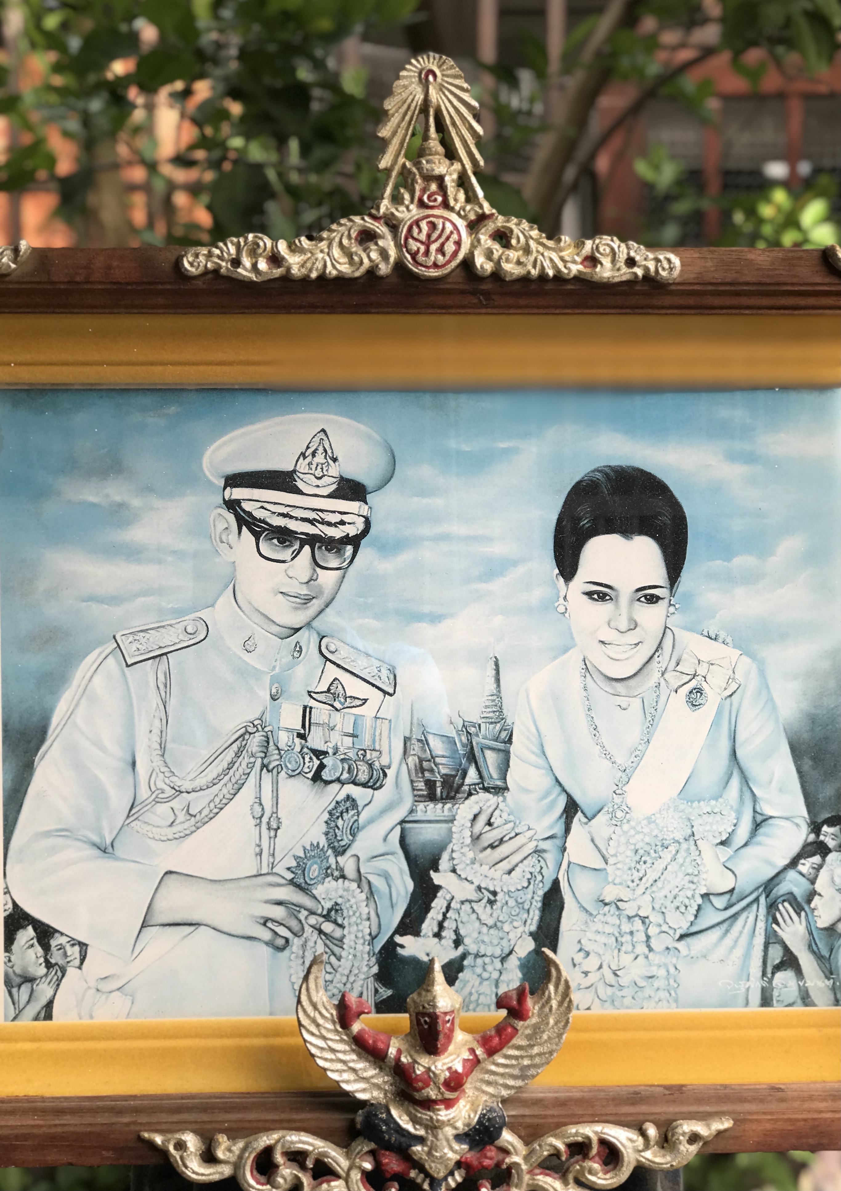 ของเก่า กรอบรูป ภาพในกรอบไม้สัก พระบรมฉายาลักษณ์ในหลวงรัชกาลที่ 9 และสมเด็จพระราชินี พระปรมาภิไธยย่อ ภปร สีแดง และครุฑแดงเป็นโลหะ ขนาดกรอบกว้าง 66 ซม สูง 66 ซม