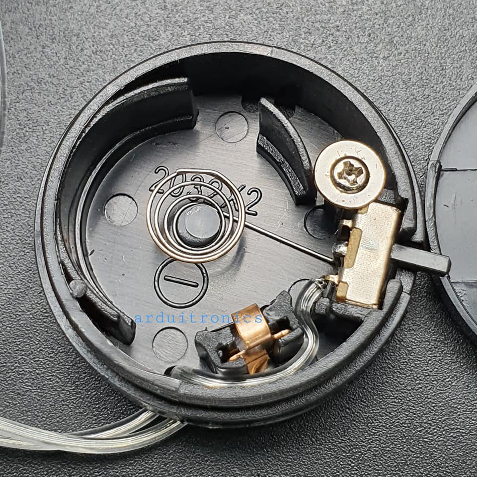 Battery Box กล่องถ่านกระดุม CR2032 สีดำทรงกระบอก ใส่ได้ 2 ก้อน 6V พร้อมสวิตช์ มีฝาปิดแบบเกลียวหมุน