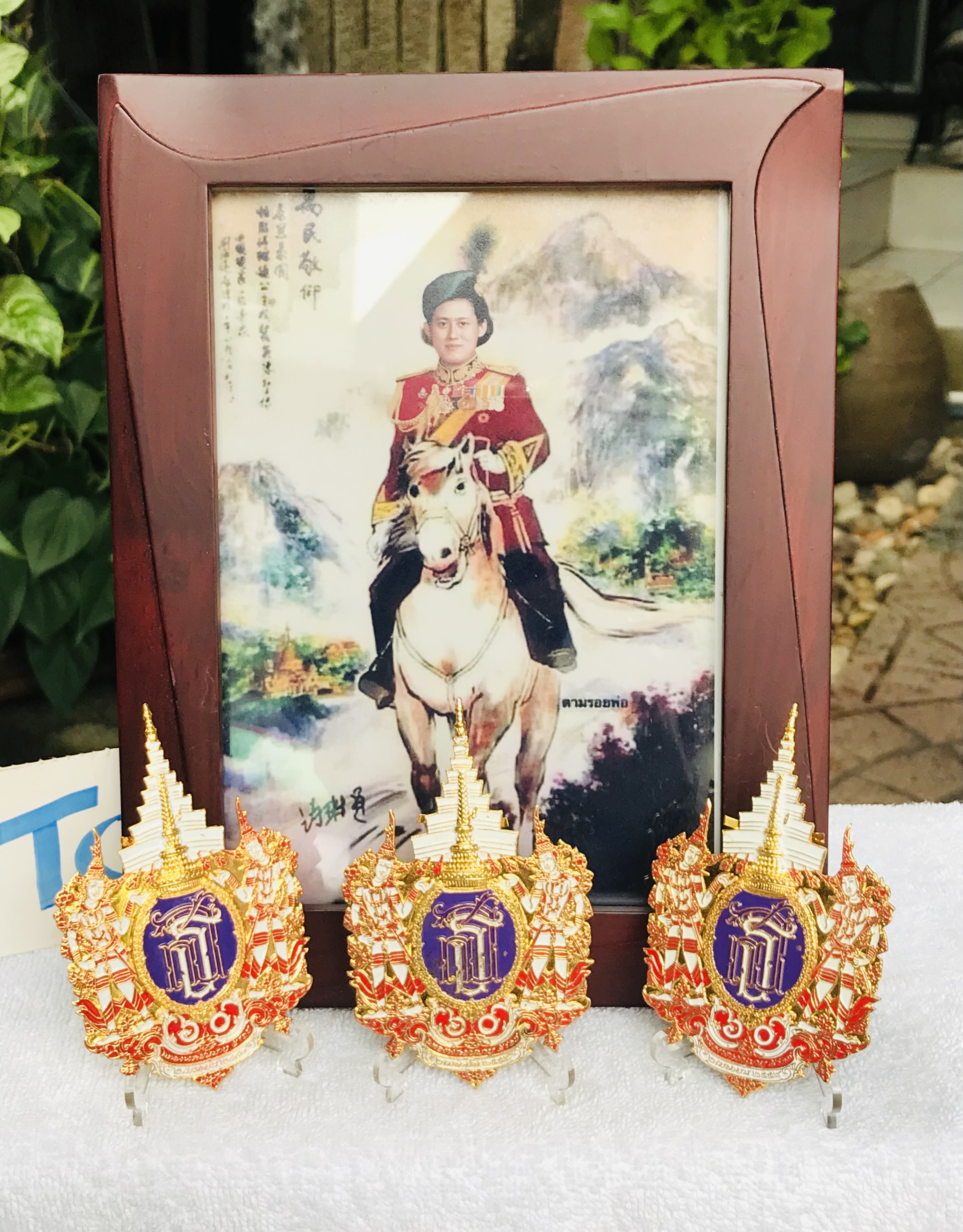 ตราสัญลักษณ์เฉลิมพระชนมพรรษา 5 รอบ 60 พรรษา สมเด็จพระเทพรัตนราชสุดาฯ สยามบรมราชกุมารี วันที่ 2 เมษายน 2558 วัสดุกะไหล่ทอง ขนาด 5.5 ซม สูง 8.5 ซม