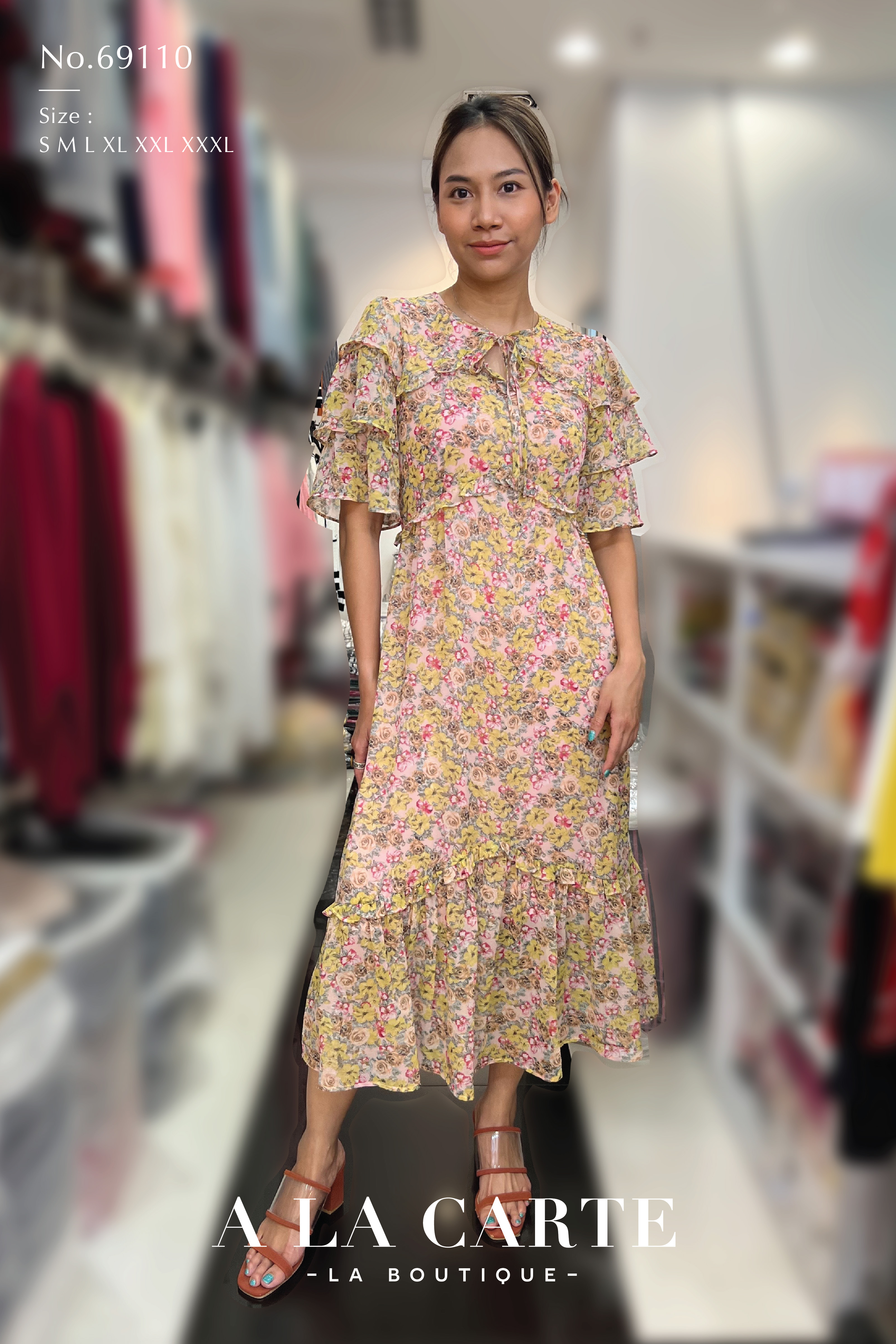 69110 👗A La Carte👗ชุดเดรสทรงยาวชีฟองพิมพ์ลายดอก ผ้าเนื้อทรายมีน้ำหนักทิ้งตัว เส้นวีที่เอวและชายกระโปรงช่วยทำให้ดูเพรียว พรางสะโพก คอกลม ผูกโบ ทรงแขนสั้นซ้อนระบาย 3 ชั้น ยาว 48 สีดำ S,3XL สีชมพู S,L,XL เขียว S,3XL