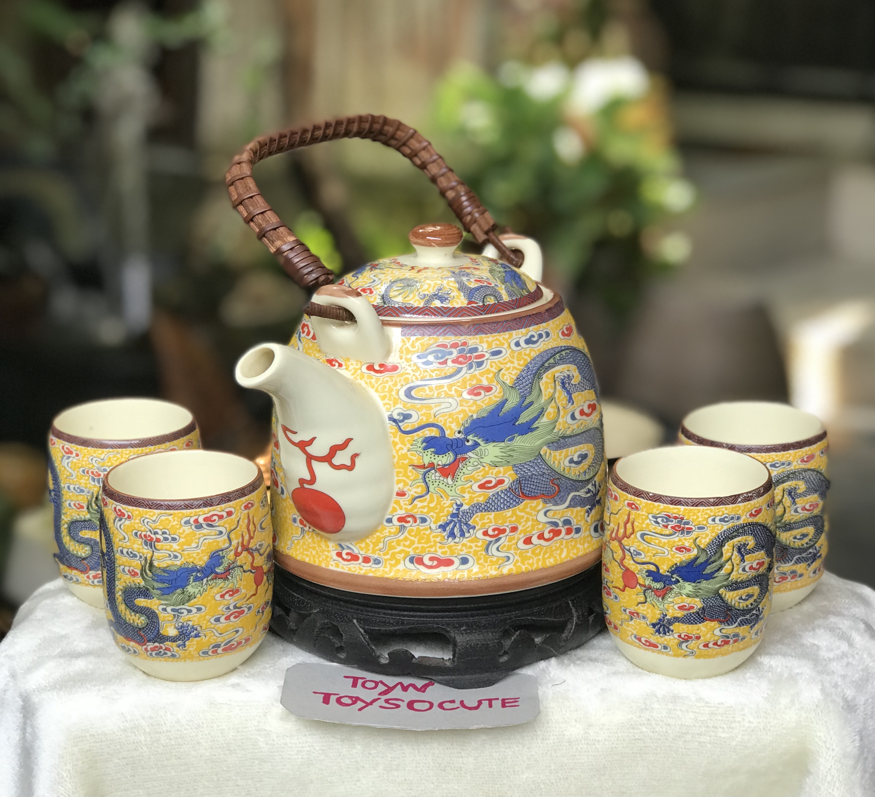 ￼Porcelain Tea Pot Set ไม่รวมกี๋ กาน้ำชาเนื้อกระเบื้องพร้อมจอก ลายมังกรห้าเล็บ สีเหลือง หูจับหวาย