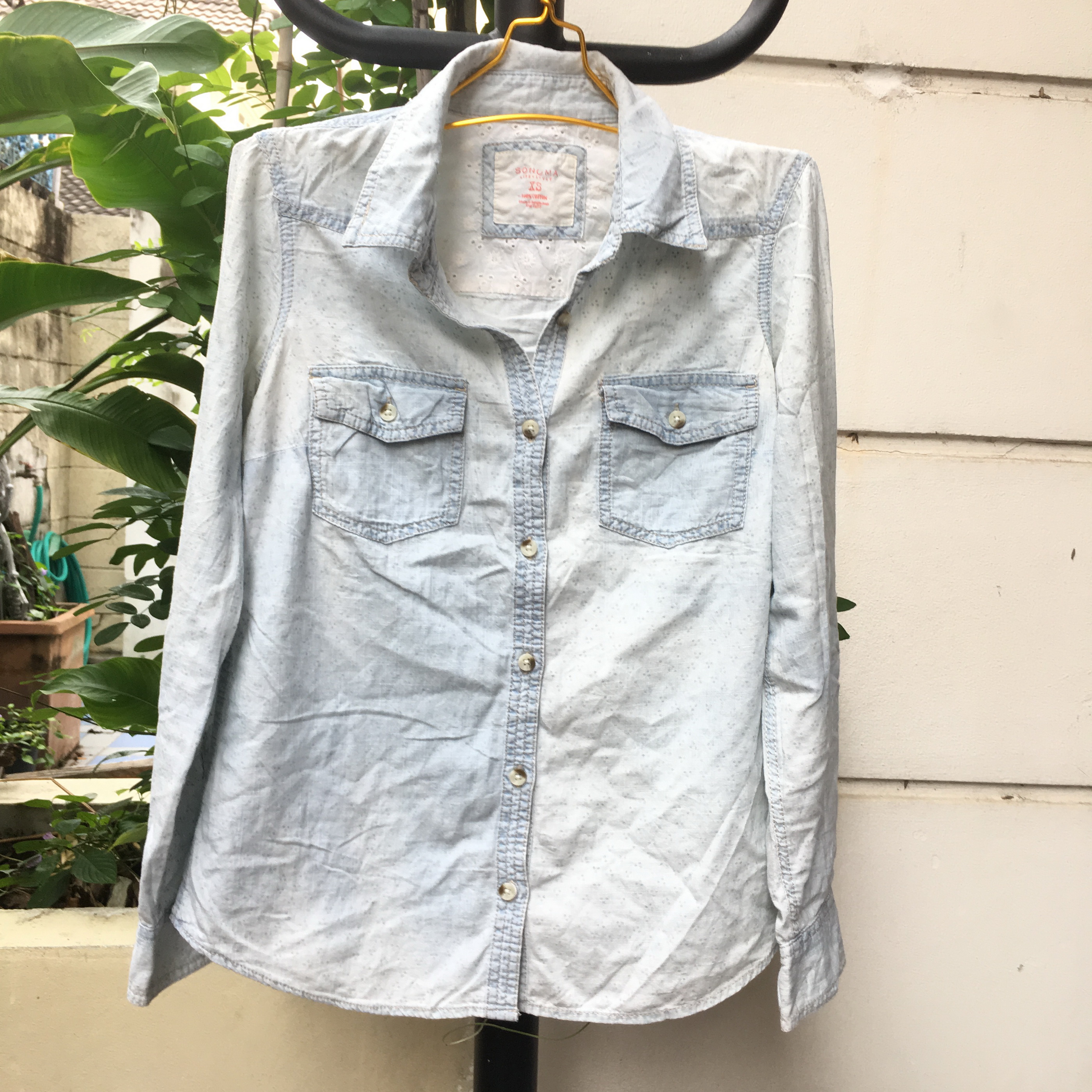 2sis1bro แบรนด์ Sonoma เสื้อเชิ้ตยีนส์ แขนยาว ผ้าฟอกนิ่ม สีฟ้าอ่อน ผ้ามีลายจุดเล็กๆเหมือนดอกไม้ มือสอง พร้อมส่ง sz XS