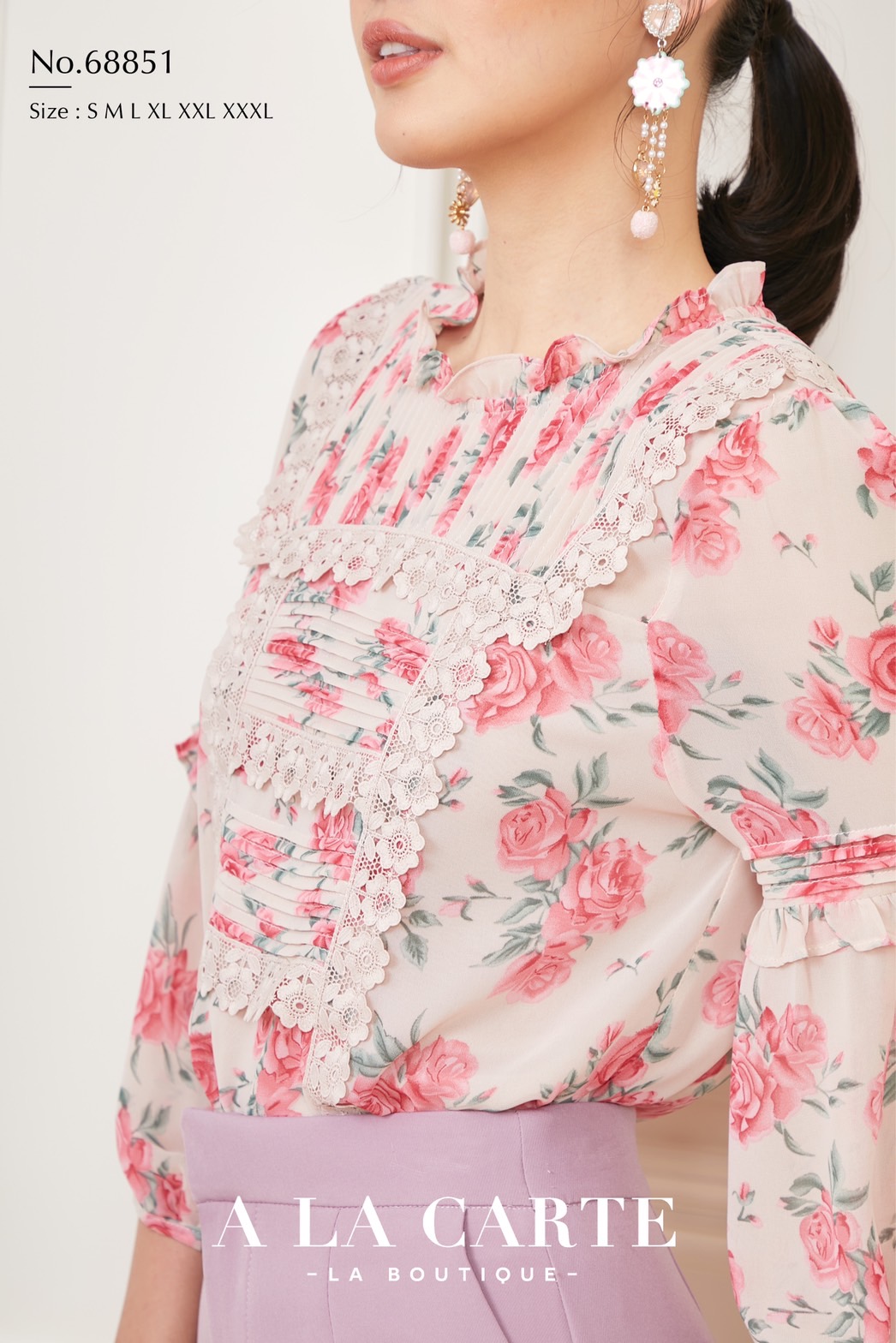 68851 🌸 A La Carte 🌸เสื้อชีฟองพิมพ์ลายดอกกุหลาบ ตีเกล็ดวางสลับแนวนอนแนวตั้ง ตัดต่อใส่เชิงทริมลายดอก แขนตัดต่อและเชื่อมด้วยการตีเกล็ดมีระบาย ทรงพองออกสวย สีดำ S,M,XL-3XL ฟ้า S ชมพู S