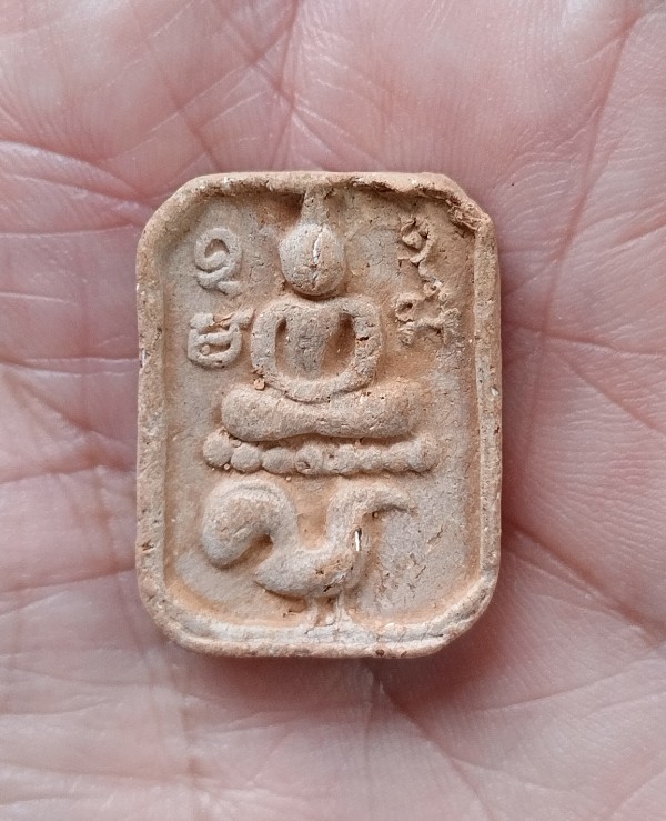 พระพุทธ ทรงพิมพ์นั่งไก่ เนื้อดินไม่รู้ที่