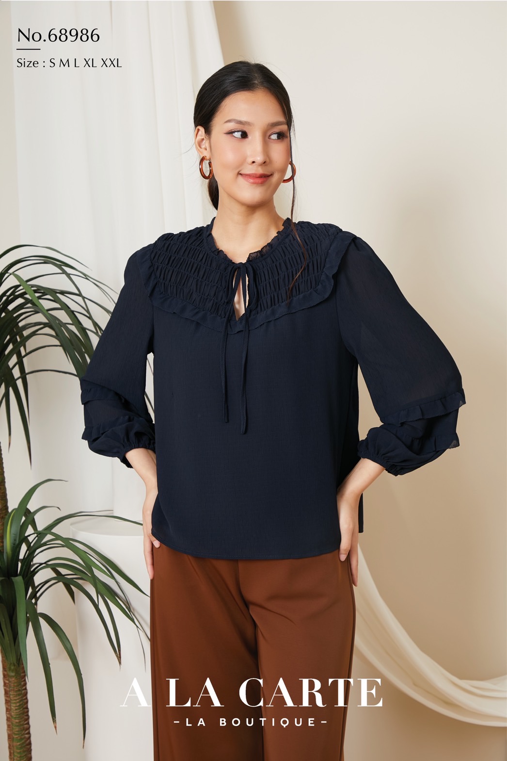 68986 A La Carte เสื้อชีฟองสีพื้นเนื้อเยื่อไม้เท็กเจอร์จุดในตัว สม็อกช่วงอกหน้าหลัง ทรงคอกลมผ่าวีผูกโบว์ปรับผูกเองได้ ทรงแขนยาว ตัดต่อระบาย 2 ชั้นใส่ยางยืดที่ขอบแขน สีขาว M,L,2XL เขียว L กรม S,M,XL