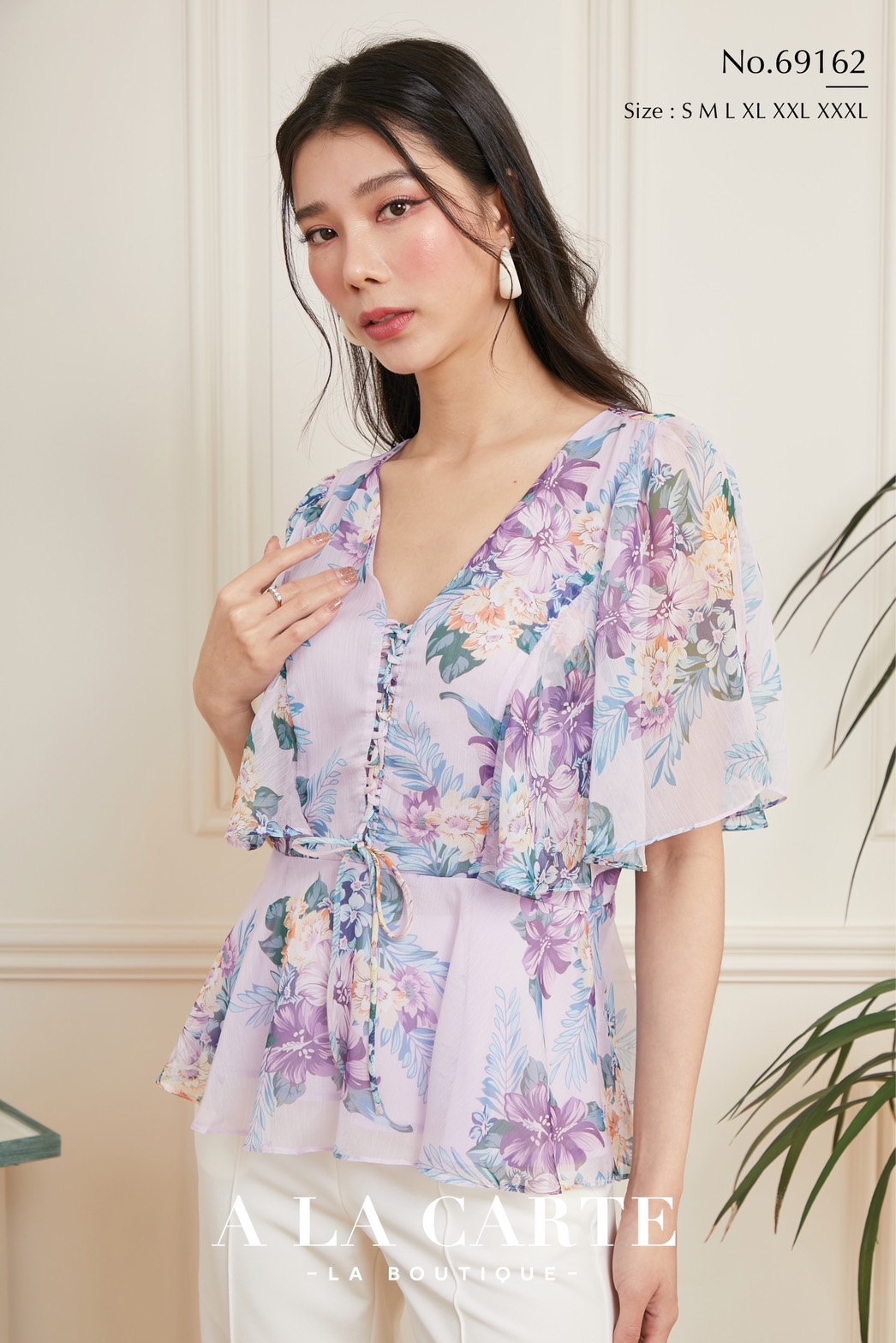 69162 A la carte เสื้อชีฟองเนื้อเยื่อไม้ พิมพ์ลายดอกสีพาสเทล คอวีแต่งผูกโบไขว้ช่วงกลางลำตัว ระบายชายเสื้อ ทรงจะเข้ารูปเล็กน้อย แขนระบายหวานๆช่วยพรางต้นแขน สีม่วง S-M ดำ S,L