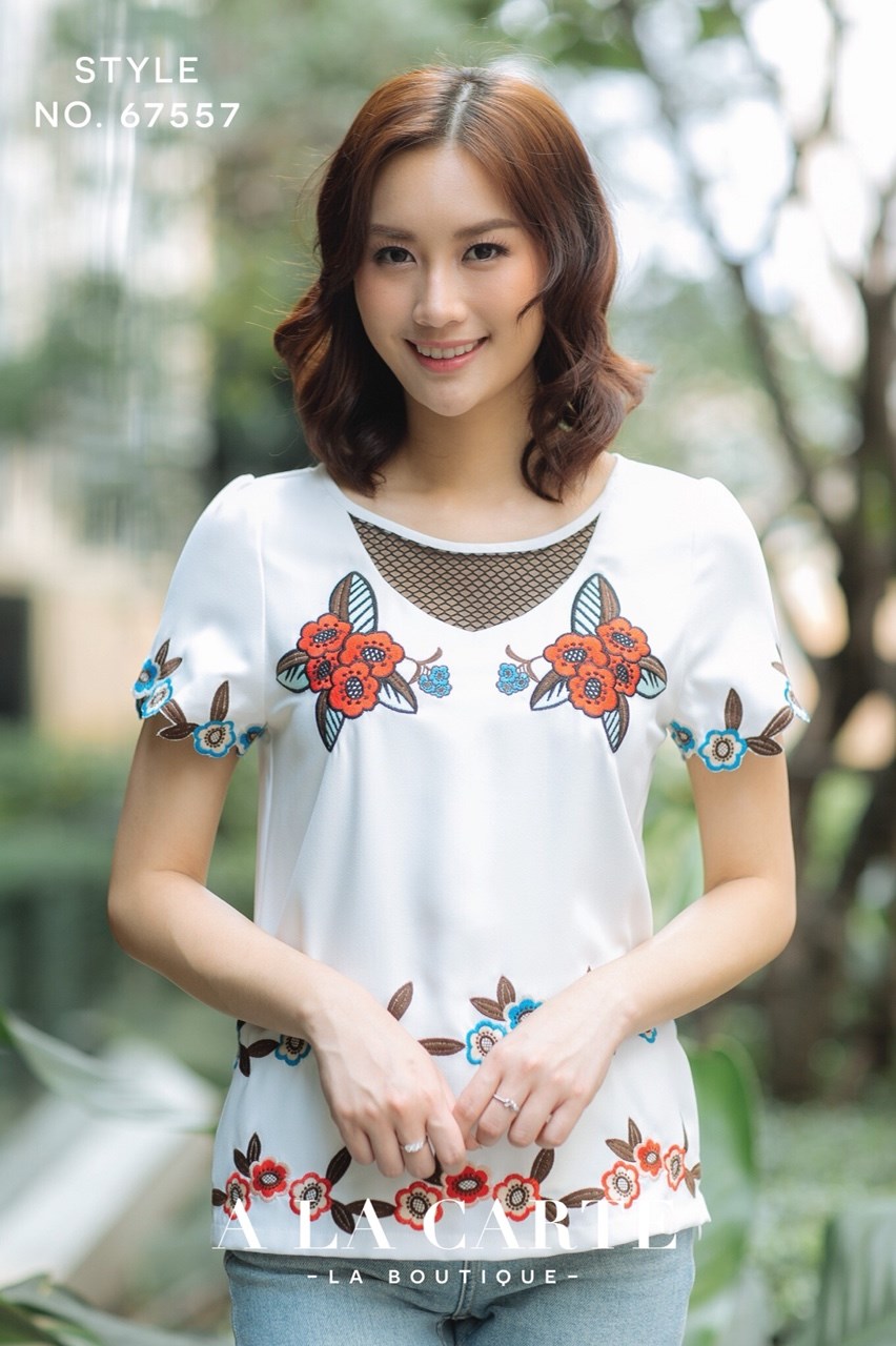 เสื้องานปัก A LA CARTE สวยหวานด้วยลายปักและสี ผ้าพื้นเนื้อดีใส่สบายตัวสุดๆ มีซิปด้านช้างทำให้สวมใส่ได้ง่าย เข้ารูปเล็กน้อยเพื่อให้แบบดูหวานขึ้น ค่ะ สีขาว size : S อก 34 ค่ะ