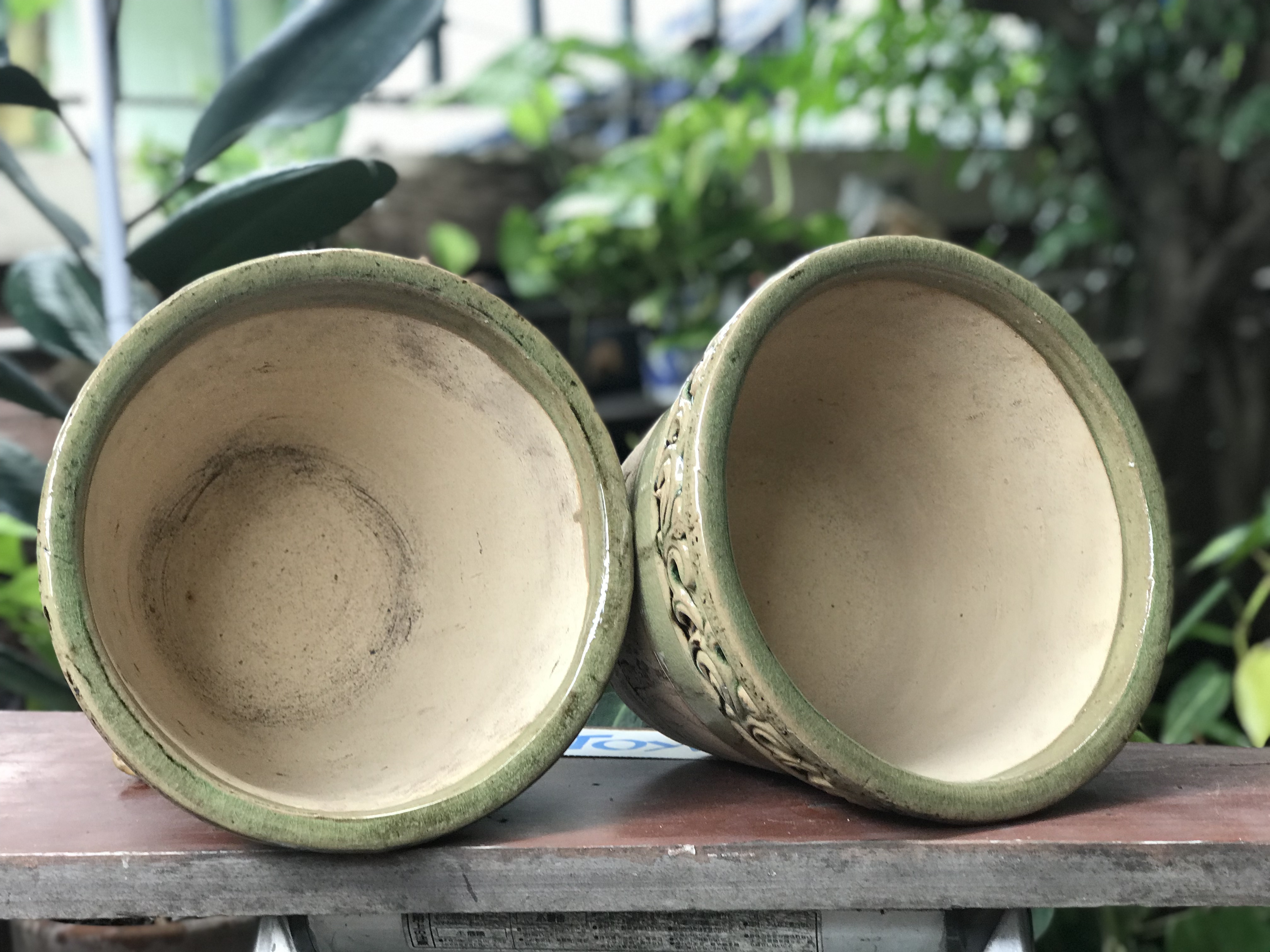 ขายคู่ ไม่รวมต้นไม้ เก็บเก่ากระถาง แจกันลายปั้นนูน น้ำเคลือบสีเขียว สวยสมบูรณ์ ไม่แตกไม่ร้าว ขนาดปากกว้าง 10 นิ้ว สูง 8 นิ้ว