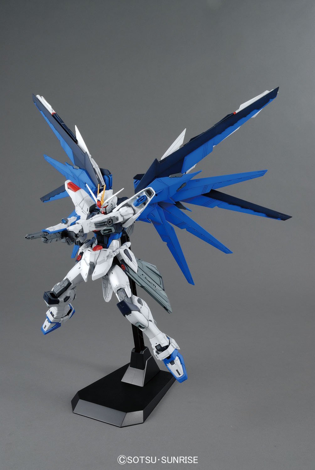 MG 1/100 ZGMF-X10A Freedom Gundam Ver. 2.0