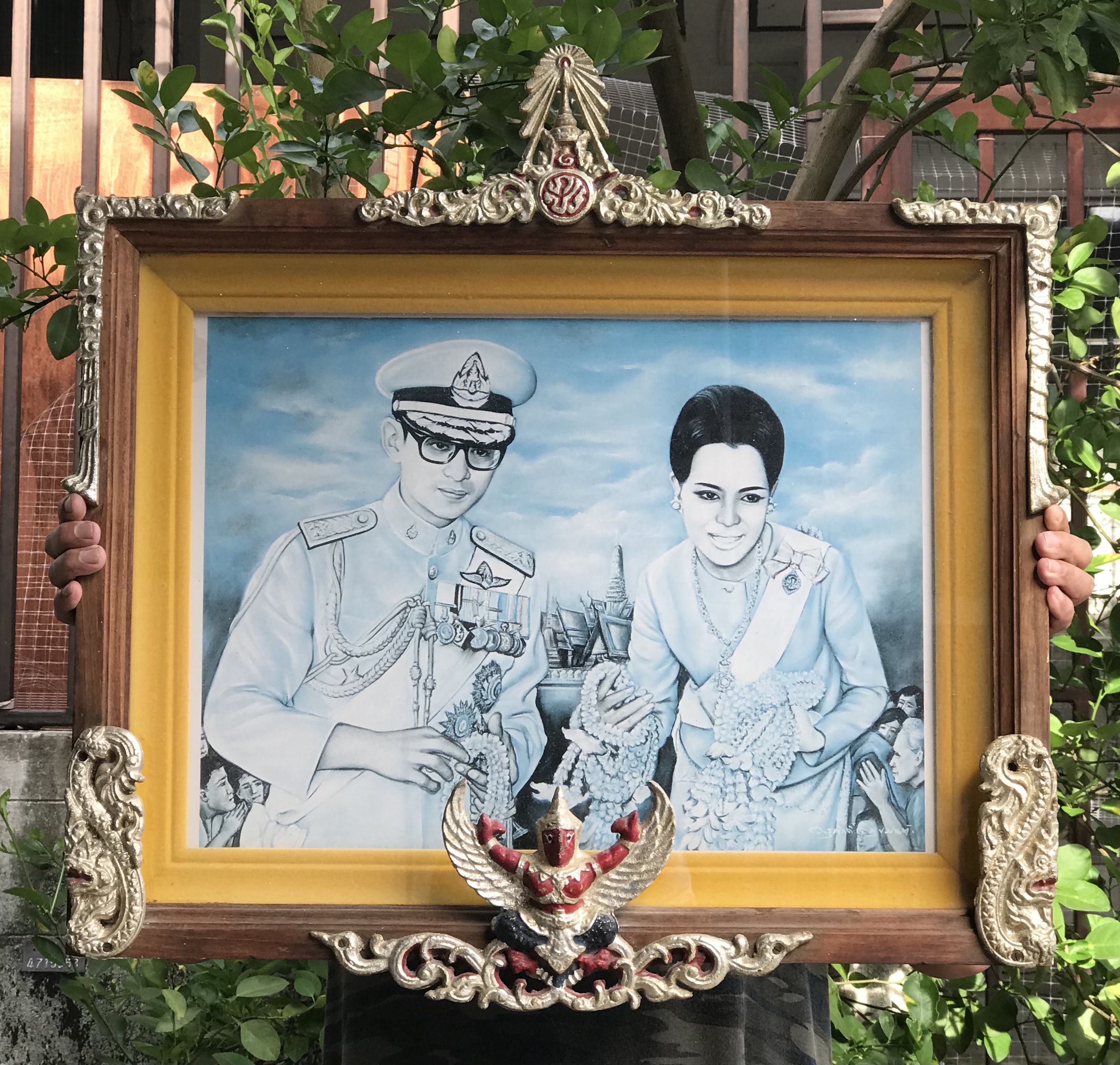 ของเก่า กรอบรูป ภาพในกรอบไม้สัก พระบรมฉายาลักษณ์ในหลวงรัชกาลที่ 9 และสมเด็จพระราชินี พระปรมาภิไธยย่อ ภปร สีแดง และครุฑแดงเป็นโลหะ ขนาดกรอบกว้าง 66 ซม สูง 66 ซม