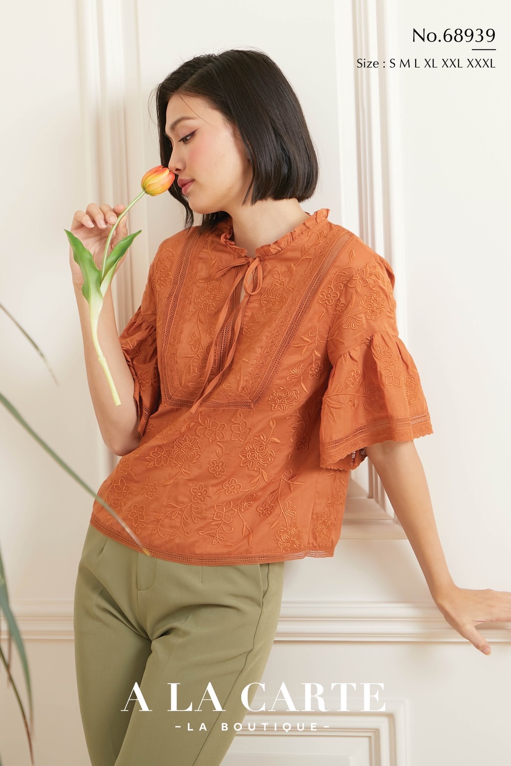 68939 🦚A La Carte🦚เสื้อแขนสั้นคอตตอนงานปักขึ้นใหม่ทั้งตัว ลายดอก placement ตัดต่อใส่ทริมลูกไม้คอตตอนช่วงอก ผ่าคอวีผูกโบ ทรงแขนรูดให้ระบายออกเบาๆตัดทรงเฉียง มีซับใน เนื้อผ้าสวยใส่สบาย 🍀สีขาว 2XL ส้ม 2XL น้ำเงิน XL-3XL