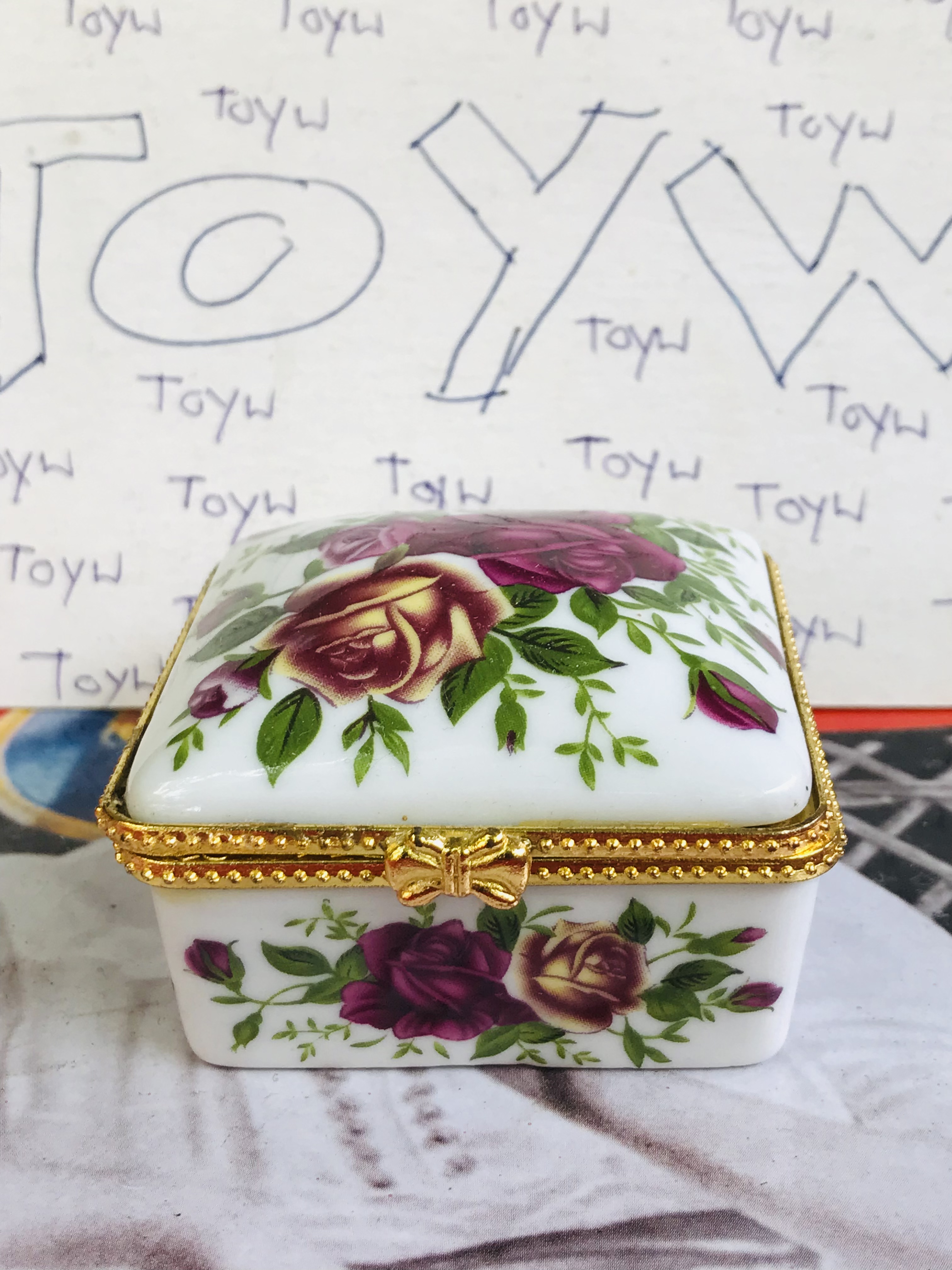 เริ่มต้น 120 บาท เก็บเก่า งานวินเทจตลับเซรามิค คละแบบคละลายคละขนาด ใส่ของใส่ยา ใ่ส่เครื่องประดับชิ้นเล็กๆ และของรักษ์อื่นๆ