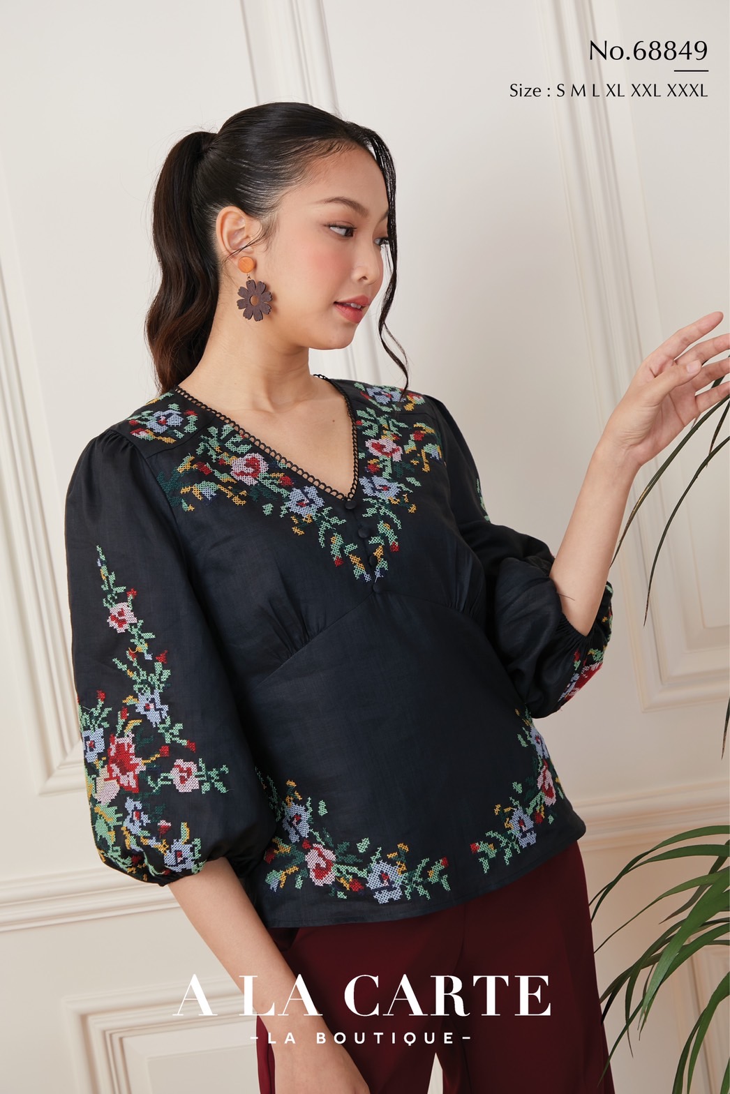 68849 💐A La Carte💐เสื้อลินินแขน 3 ส่วน เนื้อผ้าบางใส่สบาย ซับในผ้าคอตตอน งานปักลายครอสติส ตัดต่อช่วงบ่าด้านหน้า ทรงเสื้อตัดต่อคัทวี ดูเพรียว🦋 สีดำ 2XL