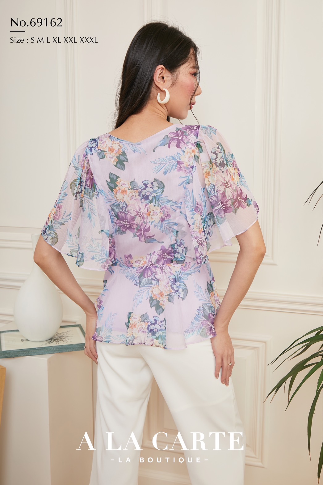 69162 A la carte เสื้อชีฟองเนื้อเยื่อไม้ พิมพ์ลายดอกสีพาสเทล คอวีแต่งผูกโบไขว้ช่วงกลางลำตัว ระบายชายเสื้อ ทรงจะเข้ารูปเล็กน้อย แขนระบายหวานๆช่วยพรางต้นแขน สีม่วง S-M ดำ S,L