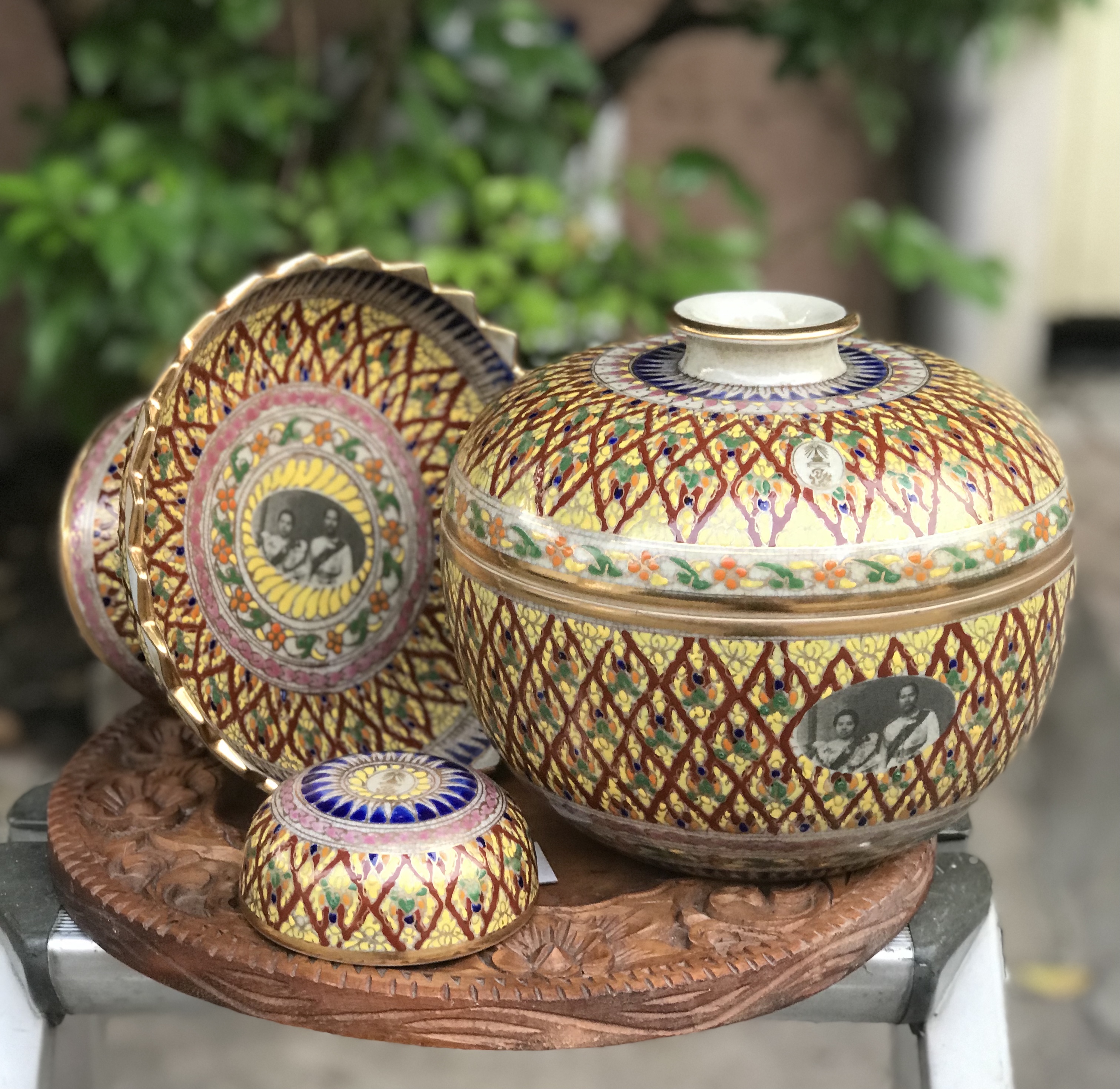 โถน้ำมนต์พร้อมขัน และพานรองลายเบญจรงค์น้ำทอง พระบรมฉายาลักษณ์ ร.5 และพระราชินี และพระปรมาภิไธยย่อ จปร จุฬาลงกรณ์ ปร. สวยสมบูรณ์