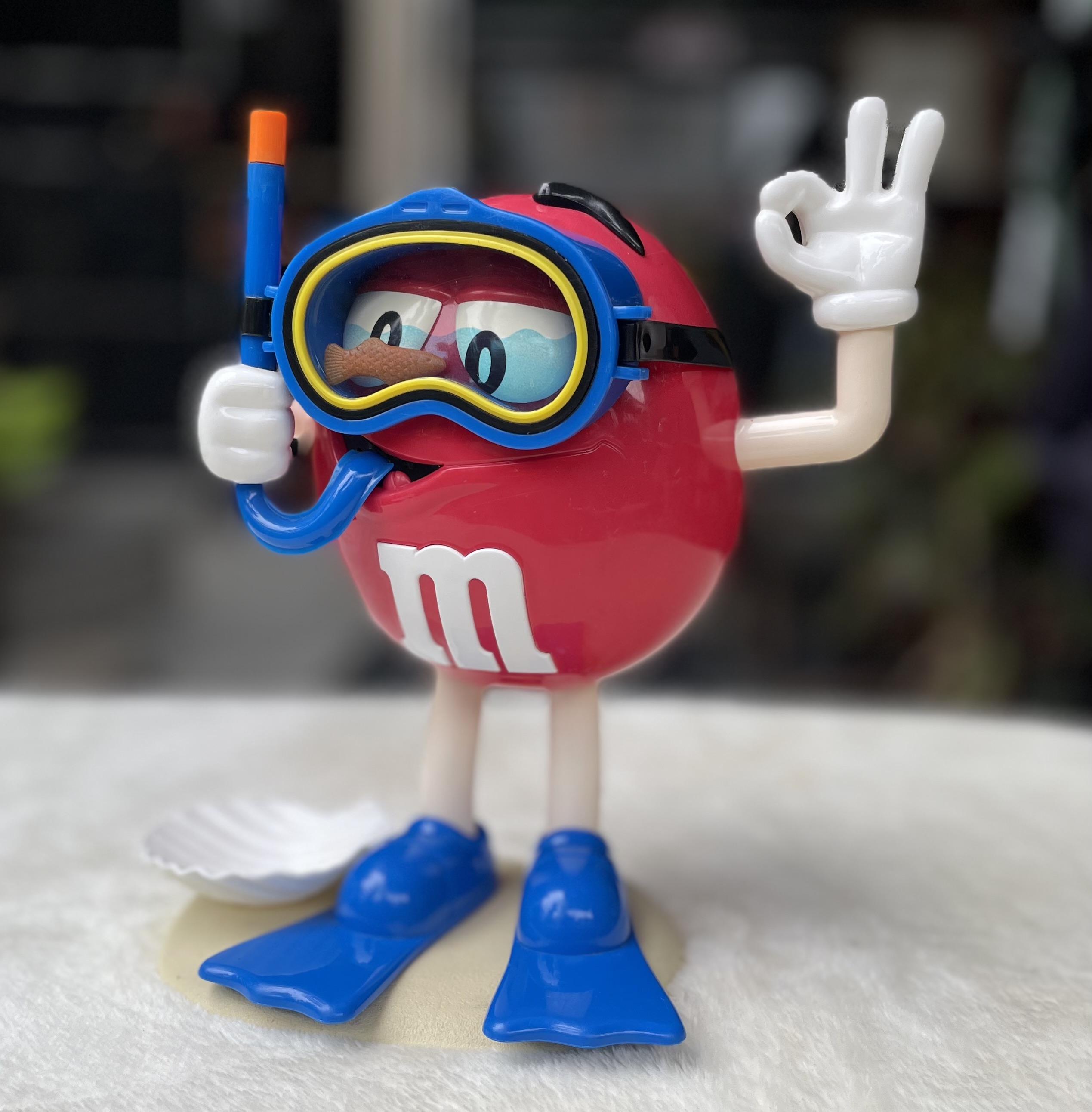 โมเดล ตุ๊กตา M&M เอ็ม แอนด์ เอ็ม นักดำน้ำสกูบา ฝาหลังเปิดได้ แขนกดขยับได้ M&M's Red Scuba Diver Candy Dispenser