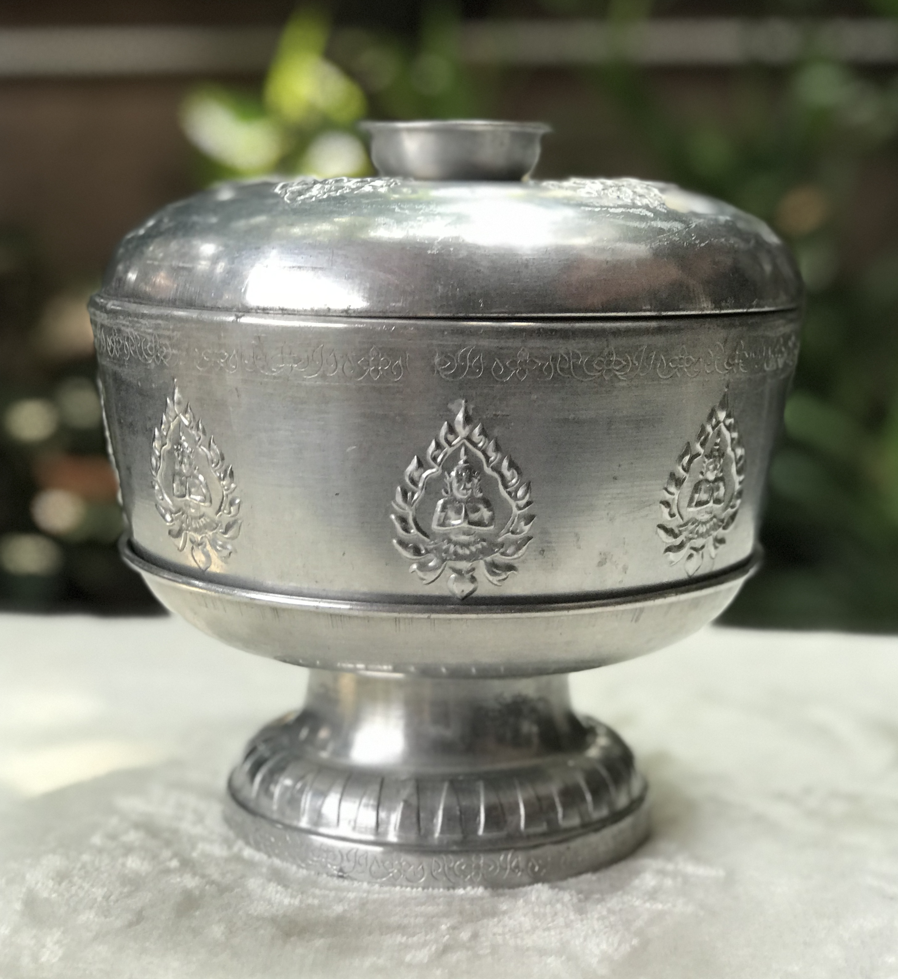 Antique Aluminum bowl ชุดบาตรโบราณ ขัน(น้ำมนต์) พานรอง พร้อมฝา เนื้ออลูมิเนียม ตอกลายเทพพนม