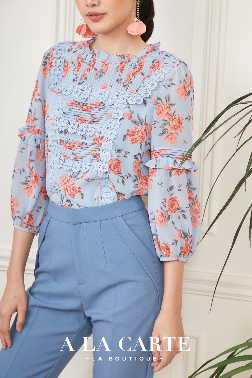 68851 🌸 A La Carte 🌸เสื้อชีฟองพิมพ์ลายดอกกุหลาบ ตีเกล็ดวางสลับแนวนอนแนวตั้ง ตัดต่อใส่เชิงทริมลายดอก แขนตัดต่อและเชื่อมด้วยการตีเกล็ดมีระบาย ทรงพองออกสวย สีดำ S,M,XL-3XL ฟ้า S ชมพู S