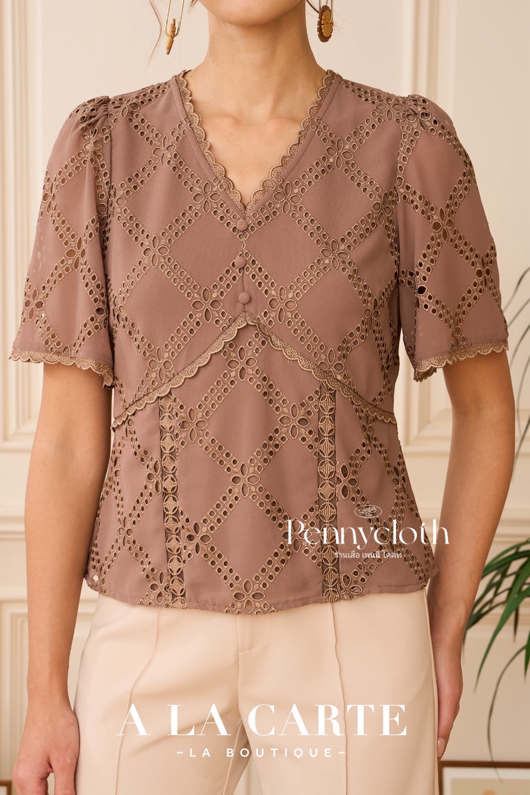 A La Carte รหัส 69834 เสื้อลูกไม้ชีฟอง งานปัก คอวี แขนสั้นแฟร์ สีดำ สีขาว สีโอวัลติน สีส้ม ( ขนาดเอวน้อยกว่าอก 2")